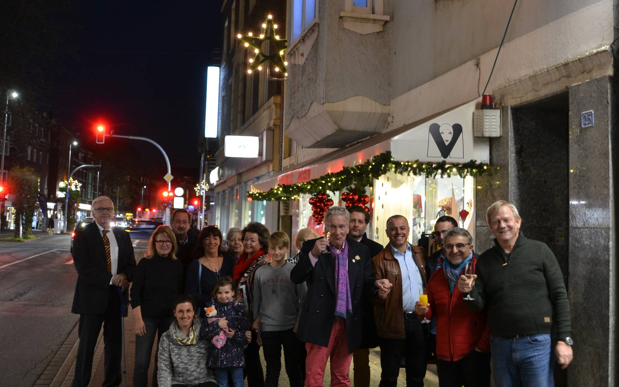  Mitglieder des Werberings, Granden der Lokalpolitik und hiesige Geschäftsleute stoßen auf die Weihnachtsbeleuchtung in Hochemmerich an. 