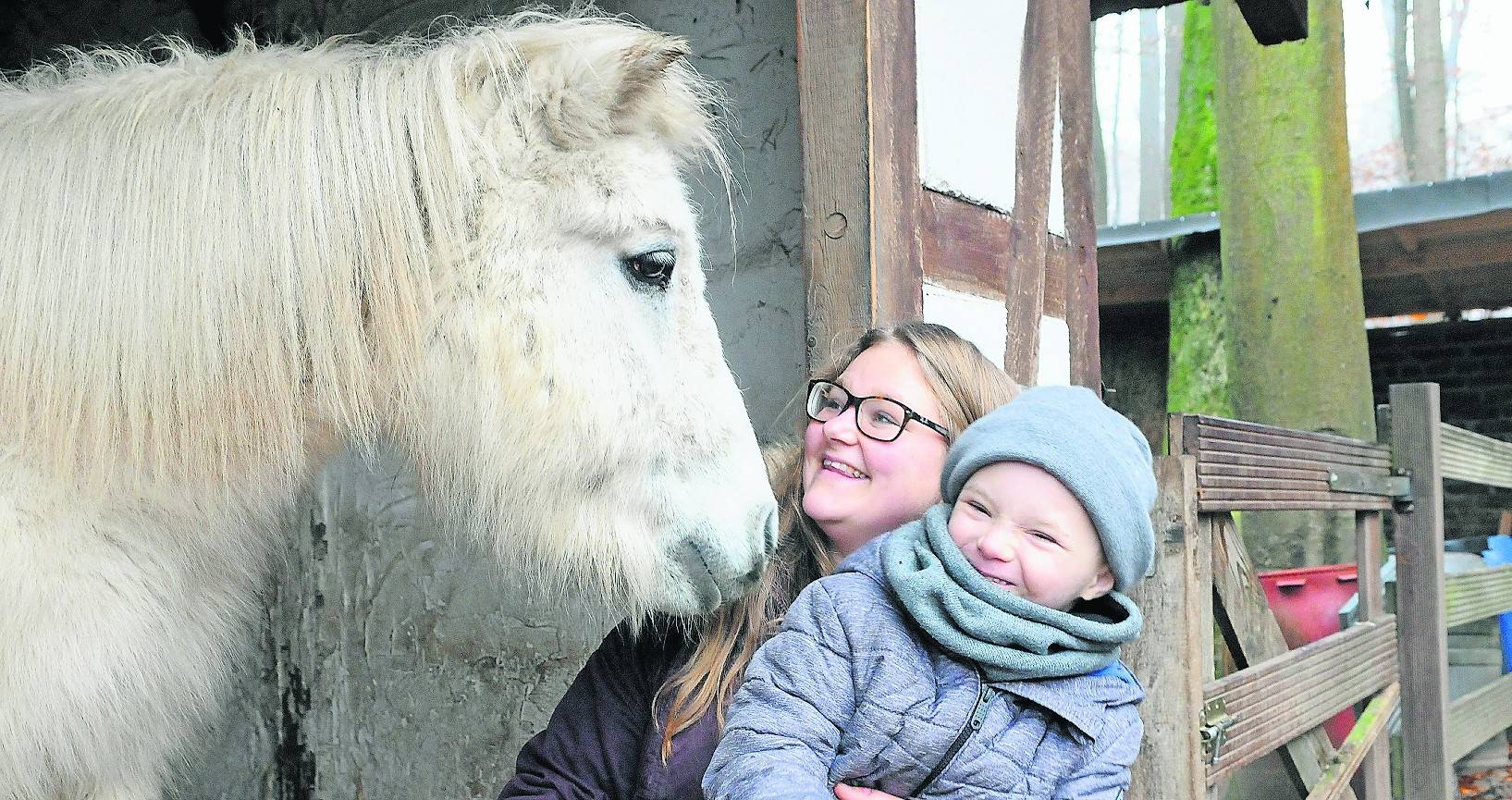 In der Paul-Moor-Schule hat Ehrenamtlerin Johanna Sommer viel Spaß in der Arbeit mit Kindern und Tieren.