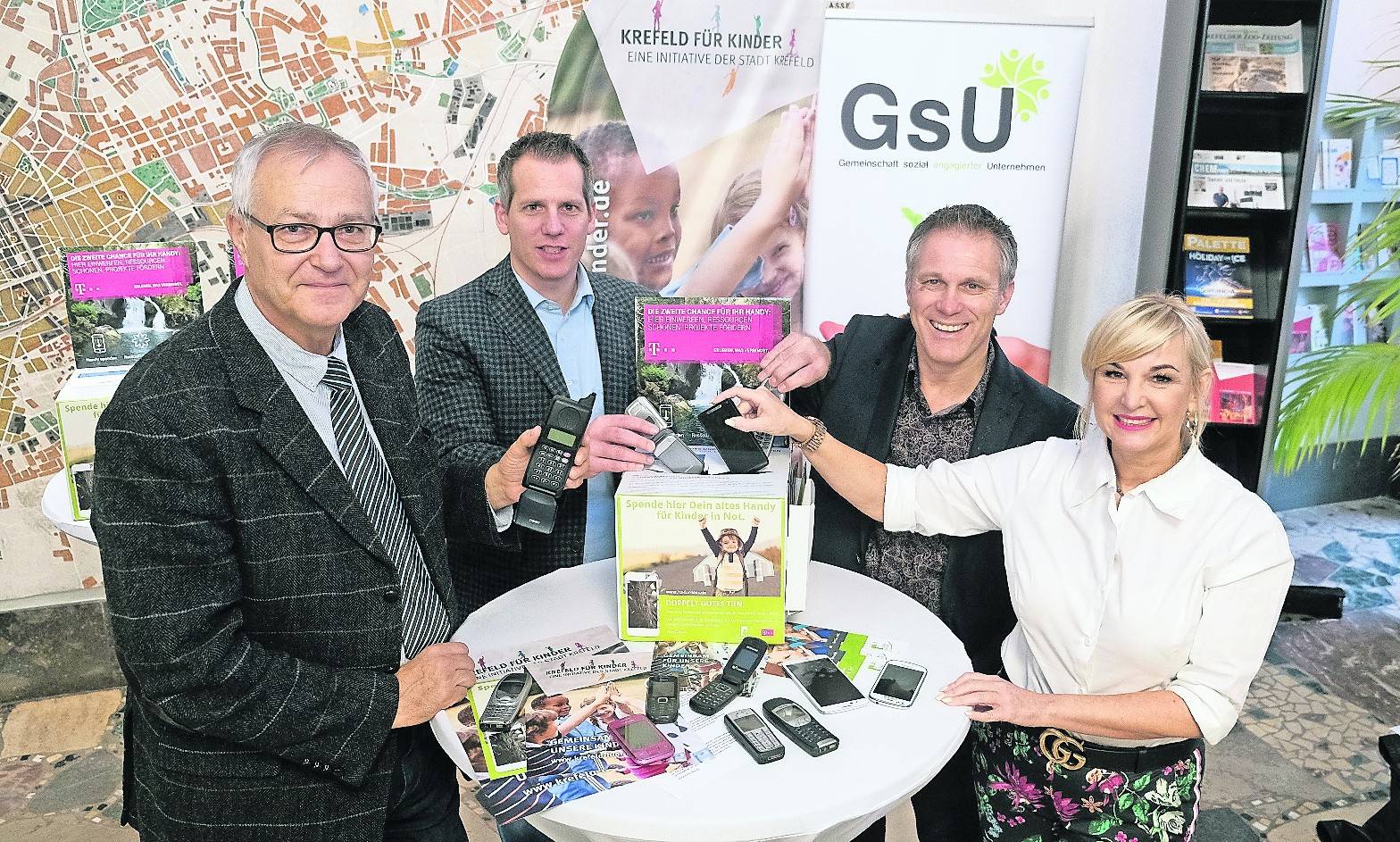 Mit der Handysammelaktion engagieren sich gemeinsam für Krefelder Kinder: (von links) Gregor Micus, Koordinator Krefeld für Kinder, Björn Beudgen und Ulrich Bohnen von der GsU sowie Dunja Nieskens, Botschafterin It’s for Kids.