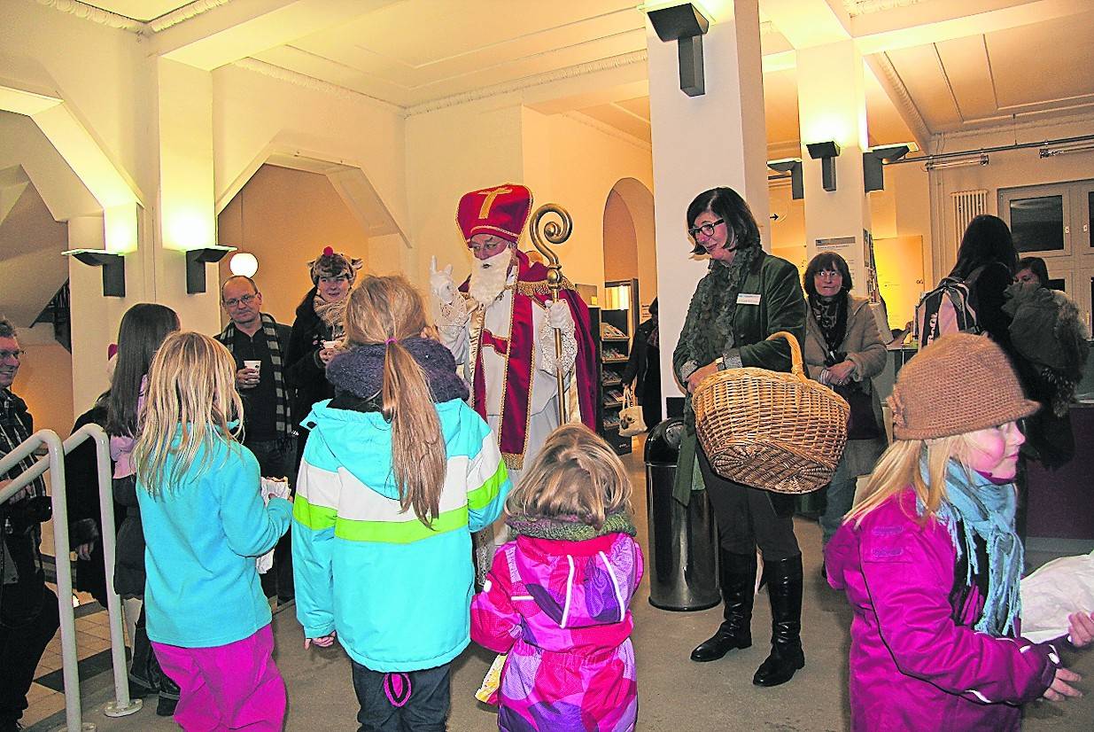 Streng hebt er den Zeigefinger, aber der Ruhrorter Nikolaus im Binnenschifffahrtsmuseum hat auch in diesem Jahr wieder Geschenke dabei.