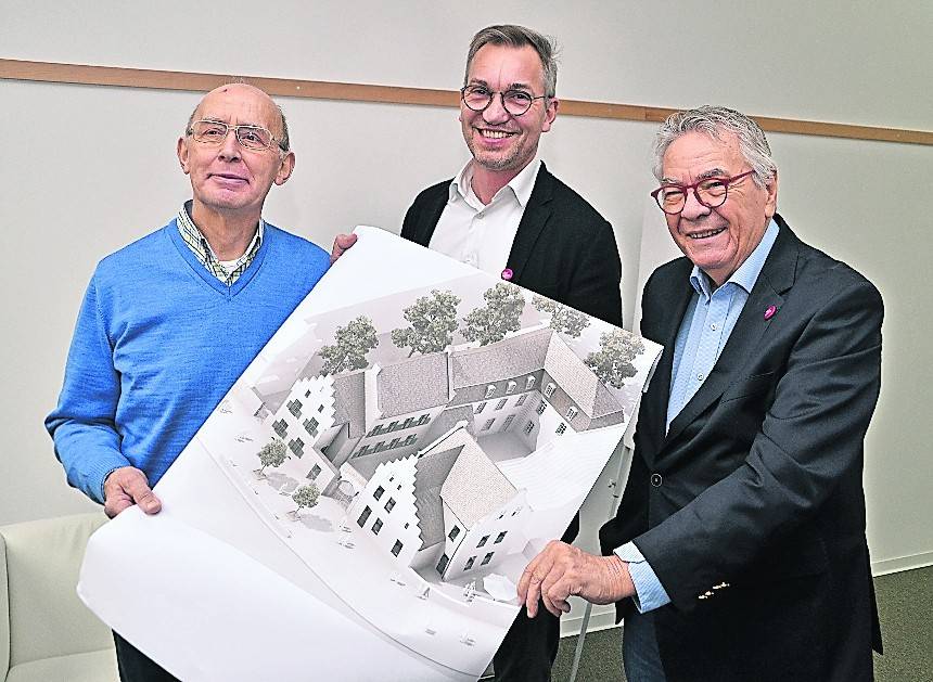  Die Mercatorhaus-Genossen Claus-Robert Witte, Christof Nellehsen und Klaus Becker (v. l.) mit einer Schrägsicht aufs Mercatorwohnhaus und die anliegenden Gebäude. 