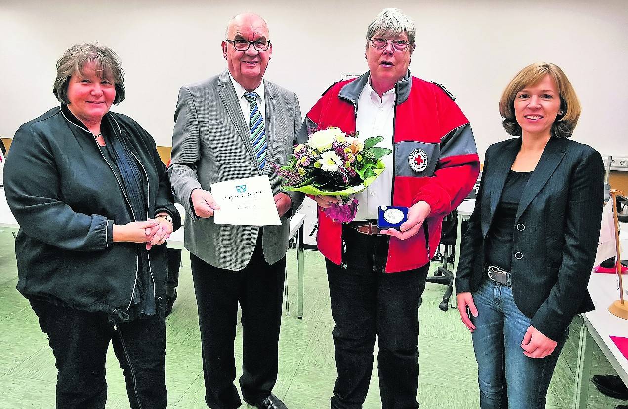  Anne Kolanus (l.), Vorsitzende des DRK-Ortsvereins Viersen, Hans-Willy Bouren, erster stellvertretender Bürgermeister, und Annalena Rönsberg, stellvertretende Ortsbürgermeisterin Viersen, verliehen Liane Drumm (2.v.r.) die Stadtplakette in Silber. 