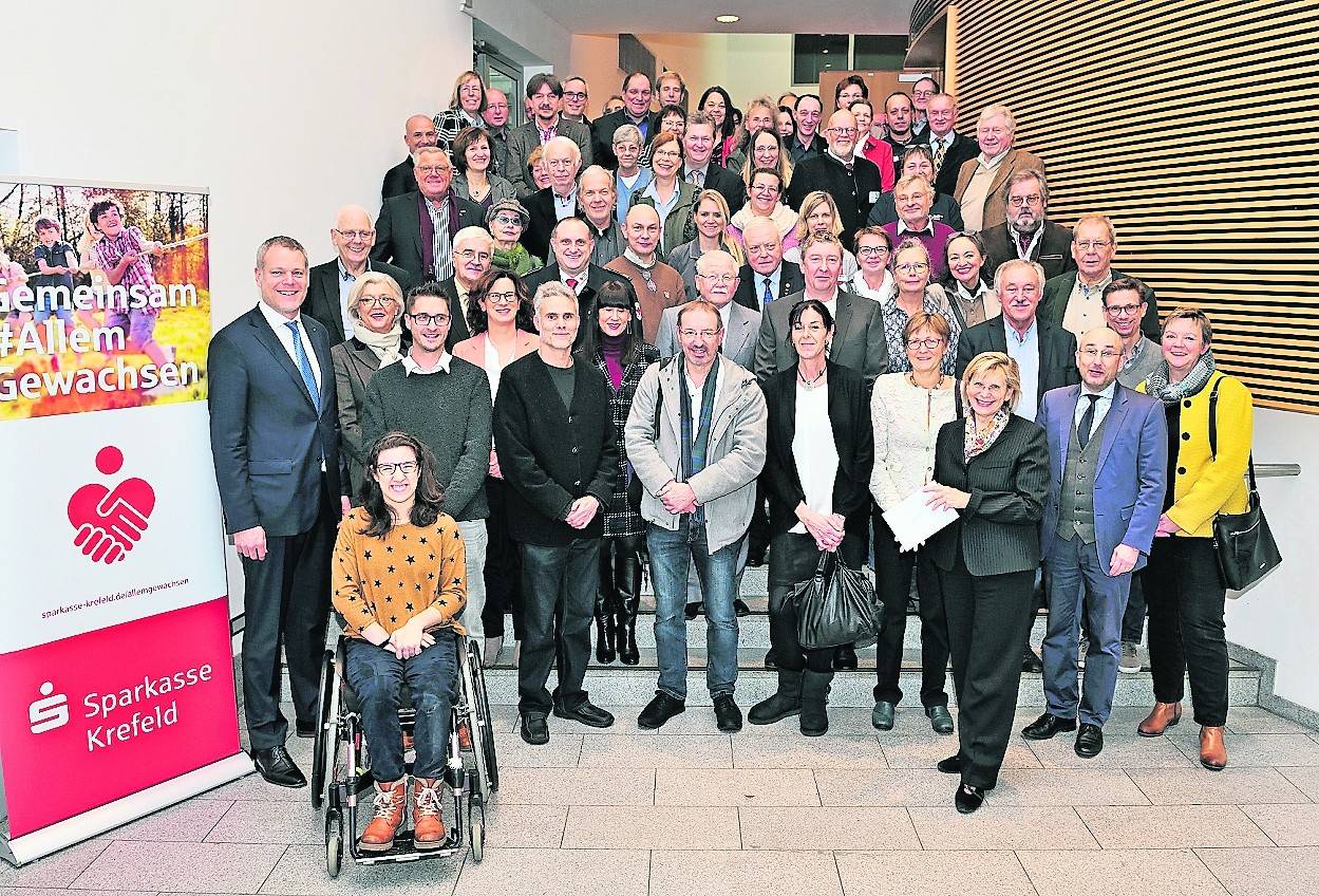 Landrat Dr. Andreas Coenen und Sparkasse Krefeld Vorstandsvorsitzende Dr. Birgit Roos überreichten jetzt Spendengutscheine in Höhe von 250000 Euro an Vereinsvertreter.