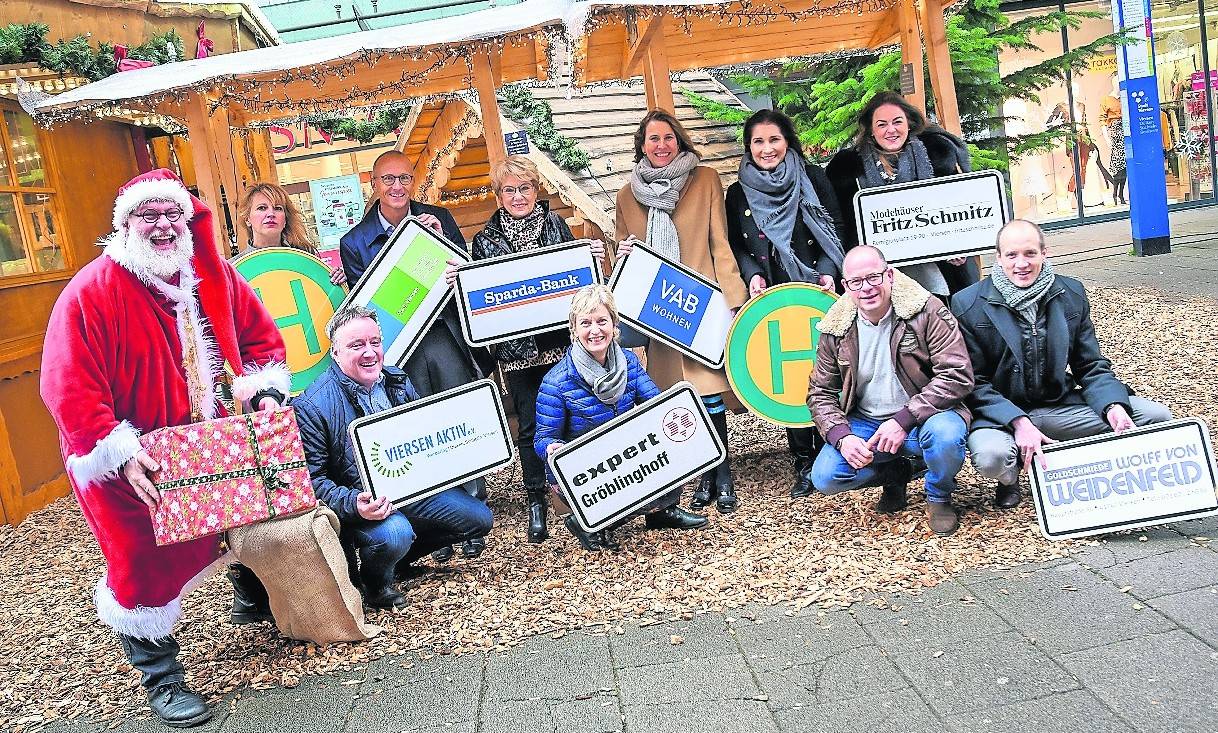 Das Organisationsteam, Sponsoren und Handeltreibende sowie der Nikolaus freuen sich auf die Aktion „Weihnachtsgebimmel“ am 7. Dezember in der Innenstadt Viersen.