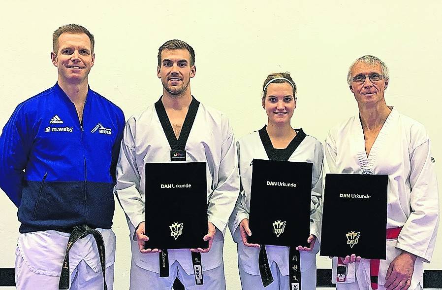 Trainer Björn Pistel mit den Prüflingen Jens leewen, Heike Buscher und Christof Schäfer (von links).