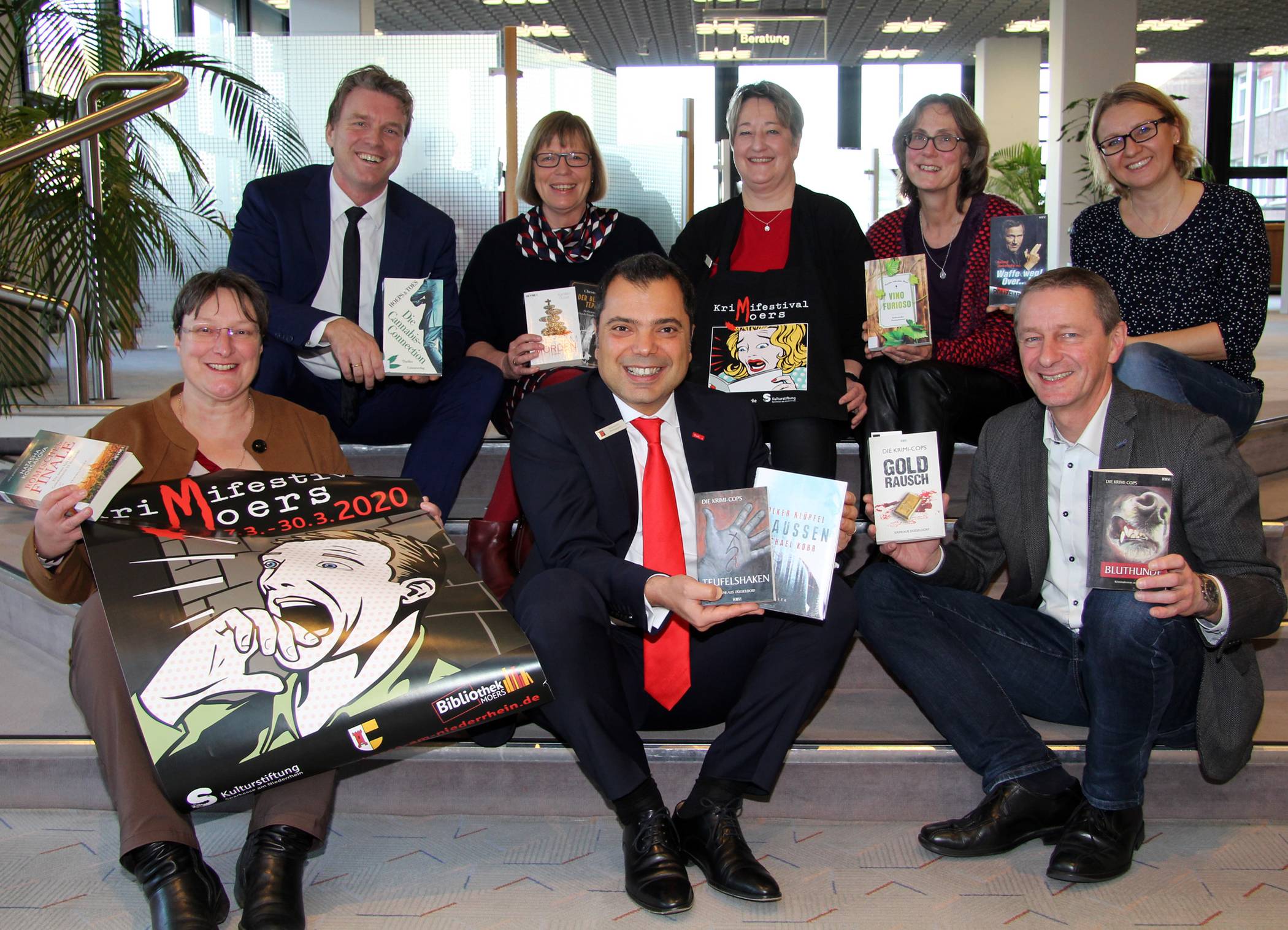 Stellten das Programm des 7. Krimifestivalsvor (v.l.n.r.): Ursula Wiltsch(Bibliothek), Bürgermeister Christoph Fleischhauer, Almut Pleines (Bibliothek), Giovanni Malaponti und Carmen Müller (beide Sparkasse), Ursula Friebel (Bibliothek), Kulturdezernent Wolfgang Thoenes und Dr. Bozena Badura (Moerser Gesellschaft zur Förderung des literaríschen Lebens).