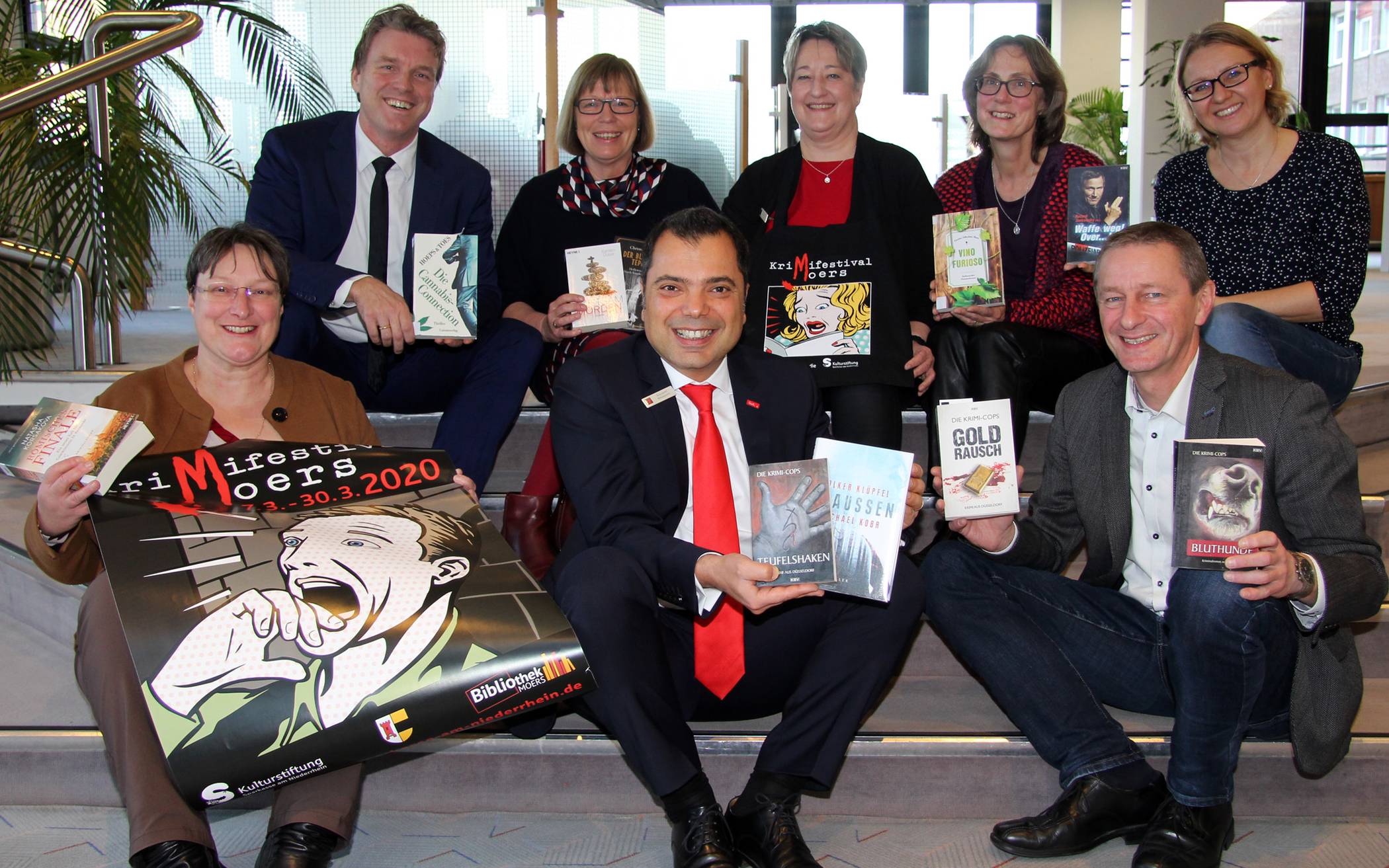 Stellten das Programm des 7. Krimifestivals<nbsp code="160"/>vor (v.l.n.r.): Ursula Wiltsch<nbsp code="160"/>(Bibliothek), Bürgermeister Christoph Fleischhauer, Almut Pleines (Bibliothek), Giovanni Malaponti und Carmen Müller (beide Sparkasse), Ursula Friebel (Bibliothek), Kulturdezernent Wolfgang Thoenes und Dr. Bozena Badura (Moerser Gesellschaft zur Förderung des literaríschen Lebens).
