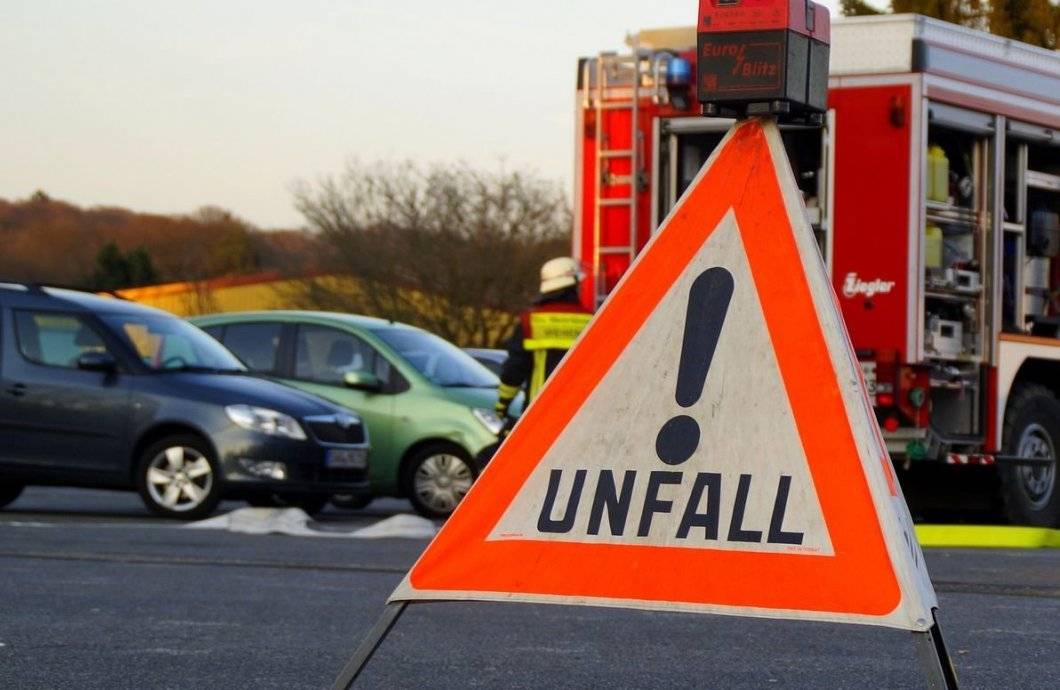 Pkw drängelt sich an Müllwagen vorbei - Mitarbeiter verletzt