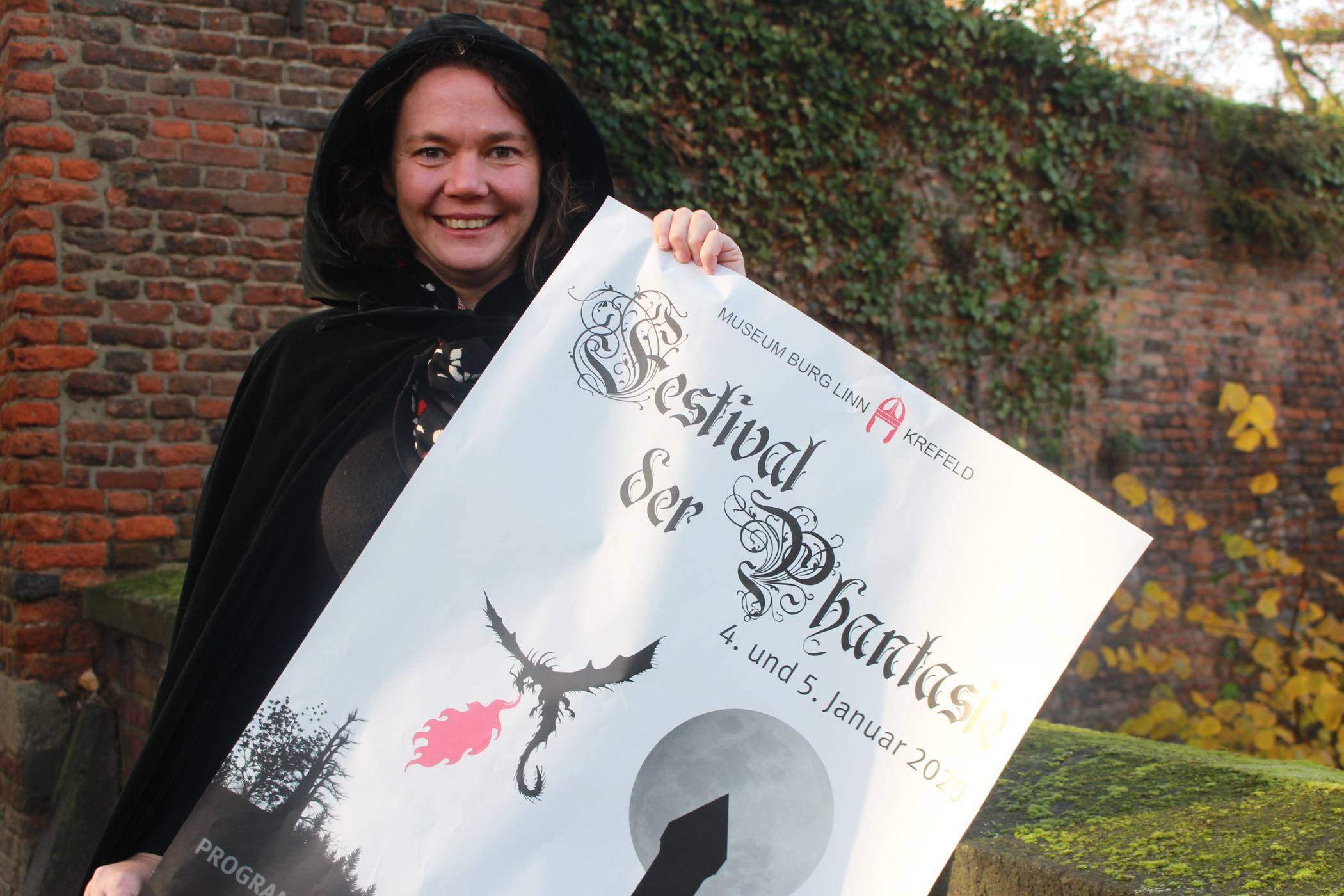 „Burgherrin“ Dr. Jennifer Morscheiser lädt im Fantasy-Kostüm zum märchenhaften Festival ein.