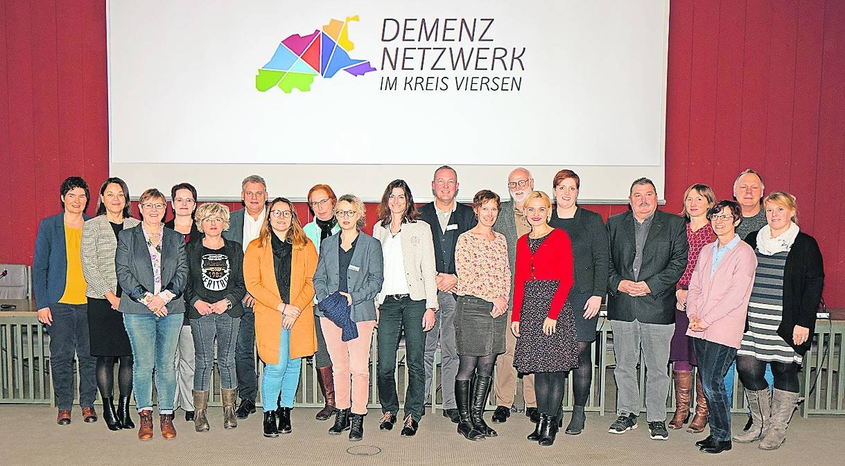 Die zurzeit 17 Mitglieder des Demenz-Netzwerks im Kreis Viersen wollen die Lebenssituation allein lebender Menschen mit Demenz verbessern: Zu den Initiatoren gehören Gesundheitsdezernentin Katarina Esser (Kreis Viersen, Zweite von links), die Leiterin des Sozialen Dienstes des evangelischen Altenzentrums Oedt, Nicole Geitner (Siebte von rechts) und Gerontologe Helmut Woerner (LVR-Klinik Viersen, Achter von rechts).