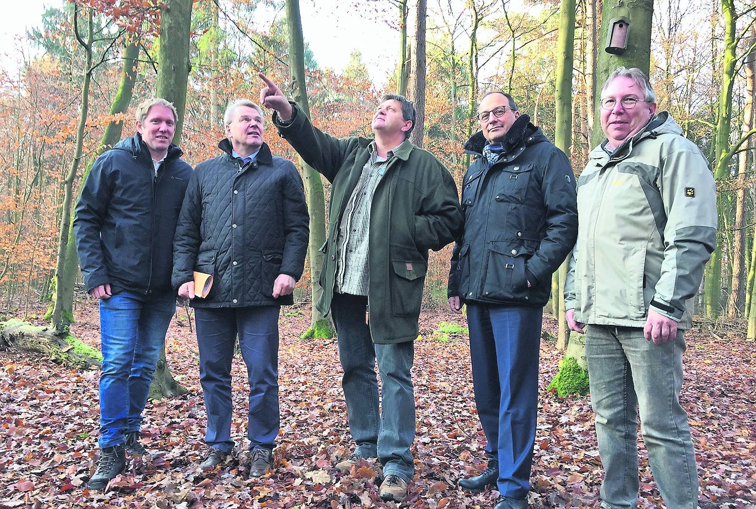 Revierförster Werner Stops (Mitte) führt durch „seinen“ Hardter Wald. Mit von der Partie: der Gladbacher Landtagsabgeordnete Jochen Klenner, Dr. Heinrich Bottermann, Staatssekretär im NRW-Umweltministerium, Mags-Vorstand Hans-Jürgen Schnaß und Markus Heynckes, umweltpolitischer Sprecher der CDU-Fraktion im Stadtrat (v. l.).