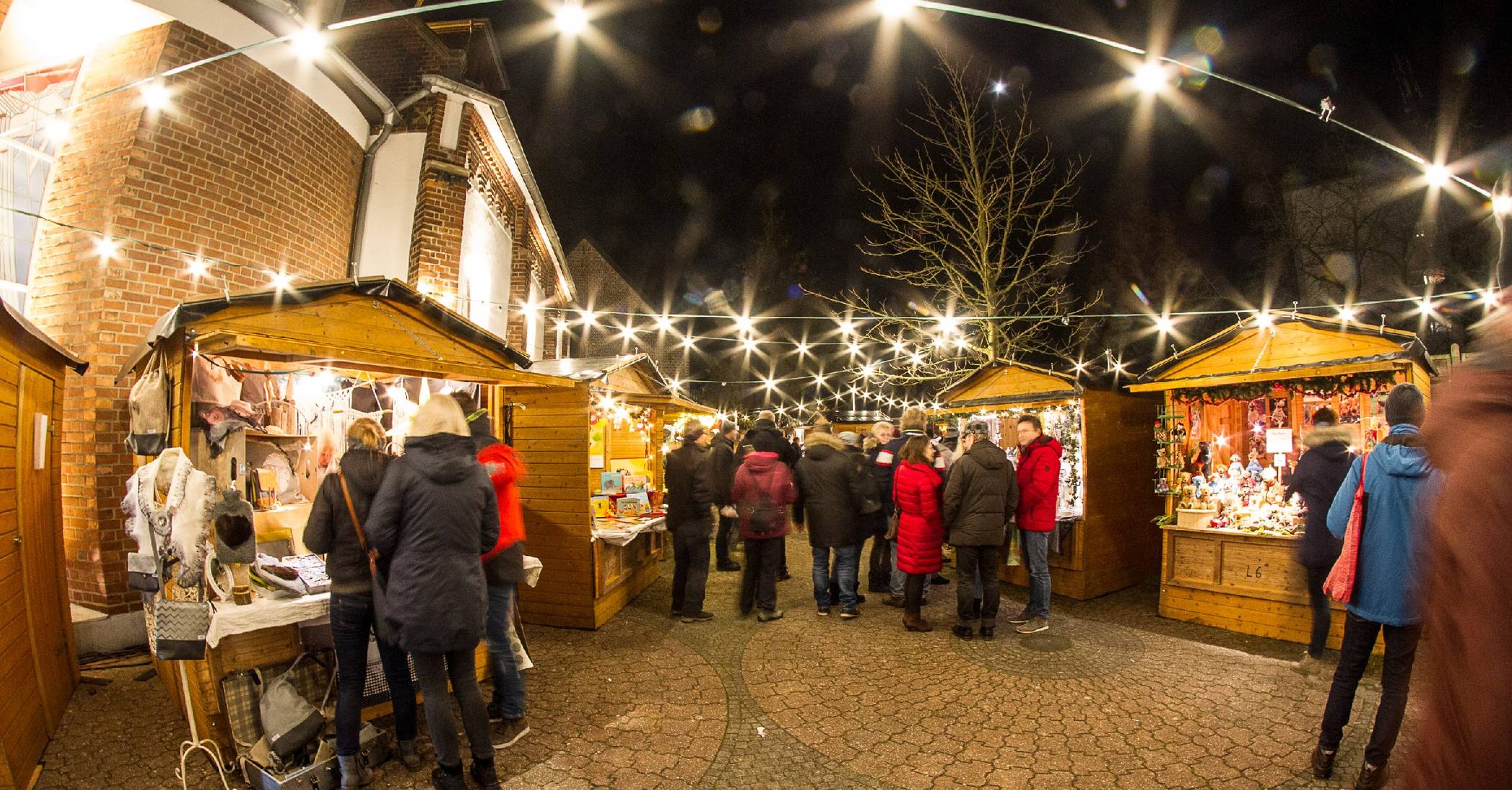 Der Adventsmarkt auf dem Innenhof an der Evangelischen Kirche in der Rheinberger Innenstadt findet in diesem Jahr bereits zum 22. Mal statt. Fotos (3): Archiv/S. Reffgen