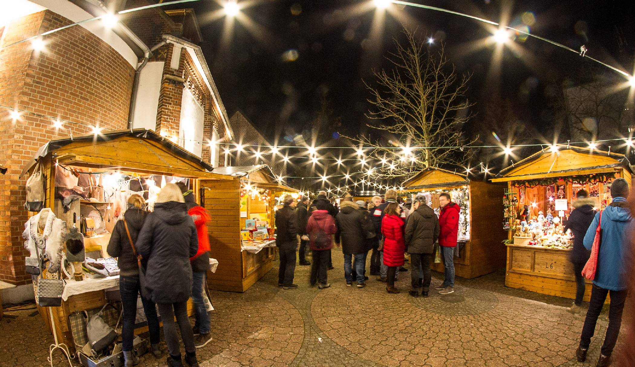 Der Adventsmarkt auf dem Innenhof an der Evangelischen Kirche in der Rheinberger Innenstadt findet in diesem Jahr bereits zum 22. Mal statt. Fotos (3): Archiv/S. Reffgen