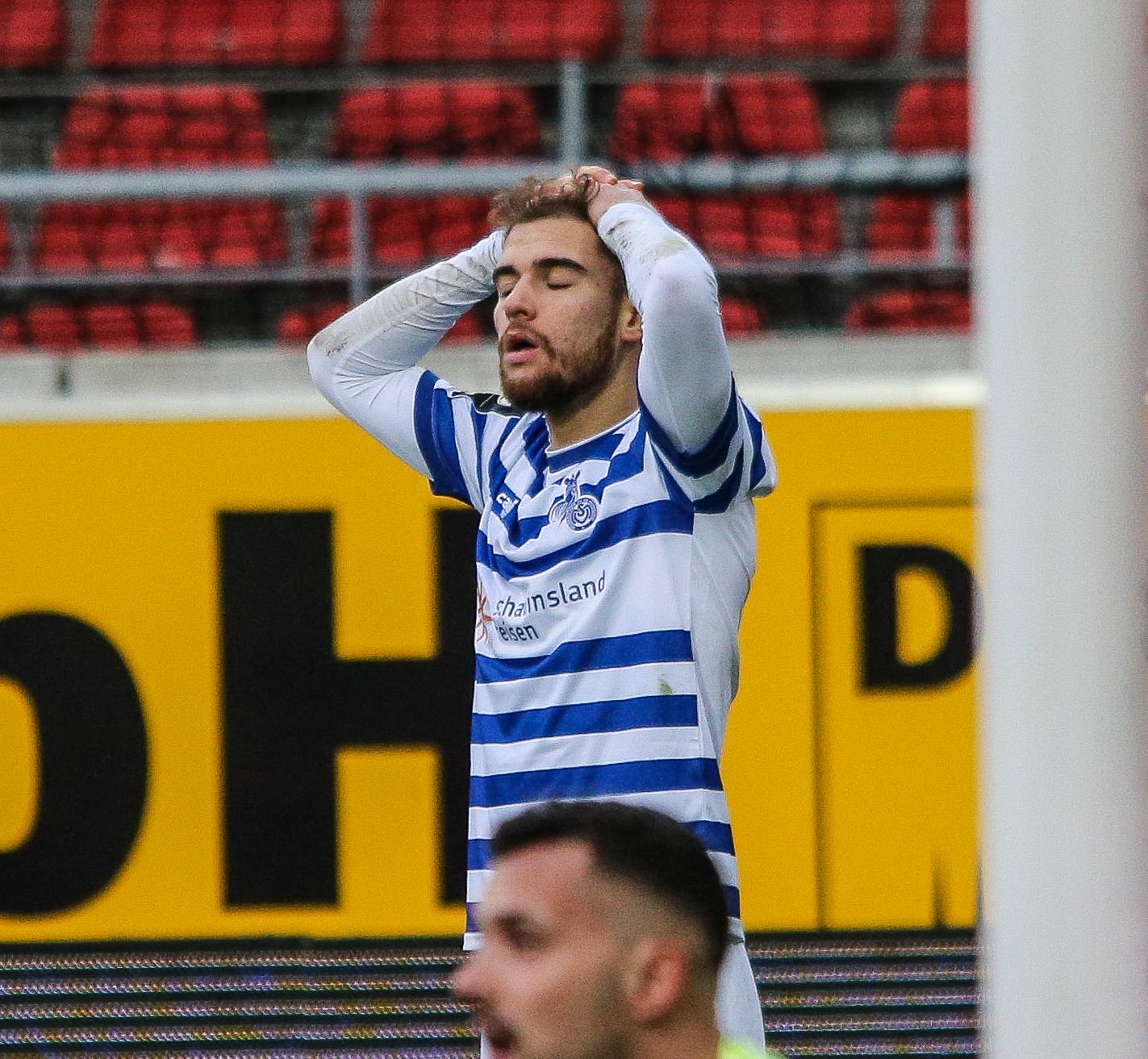 Ahmet Engin packt sich an den