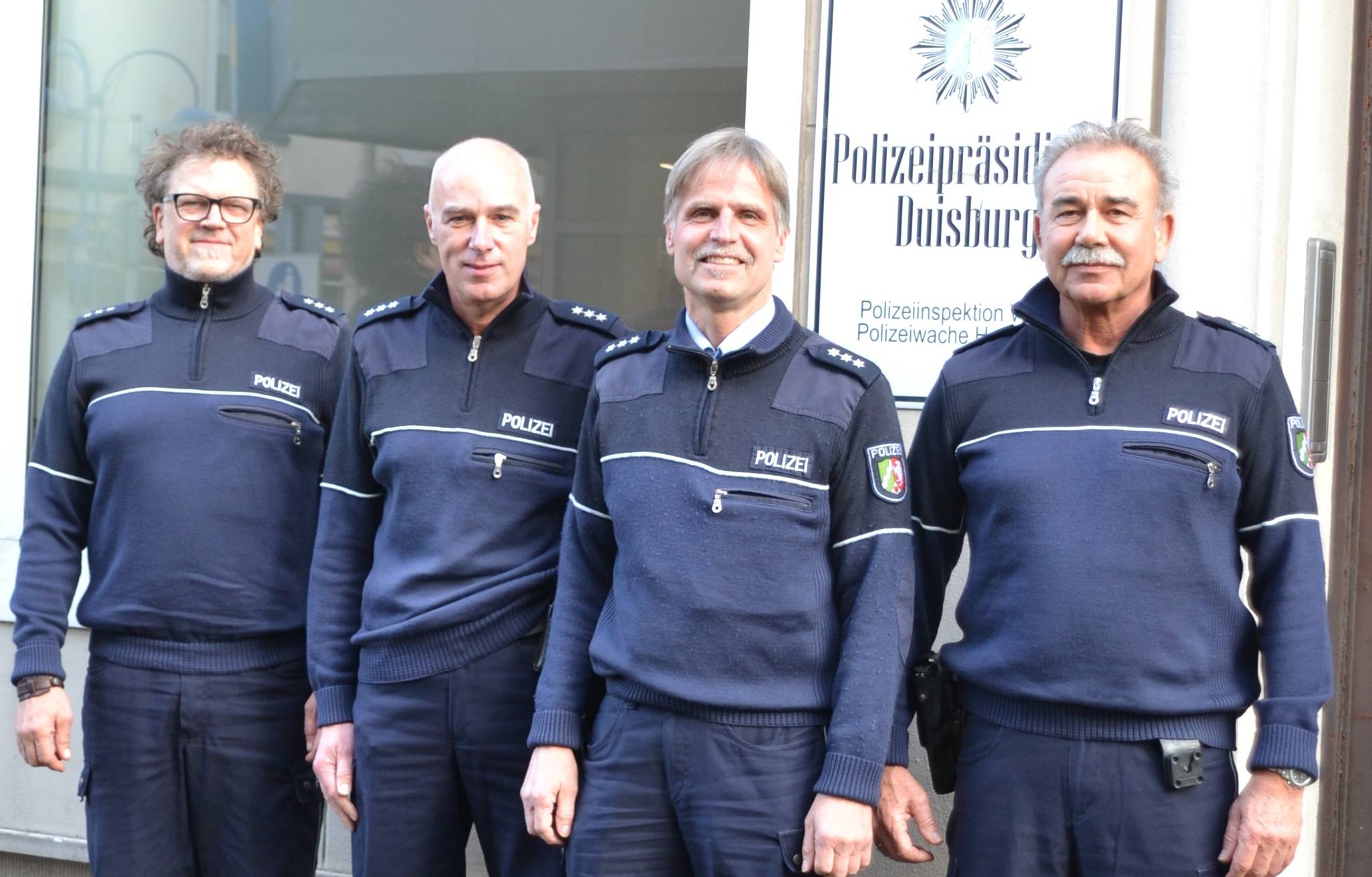 Die Bezirkspolizisten, allesamt Polizeihauptkommissare (PHK), vor