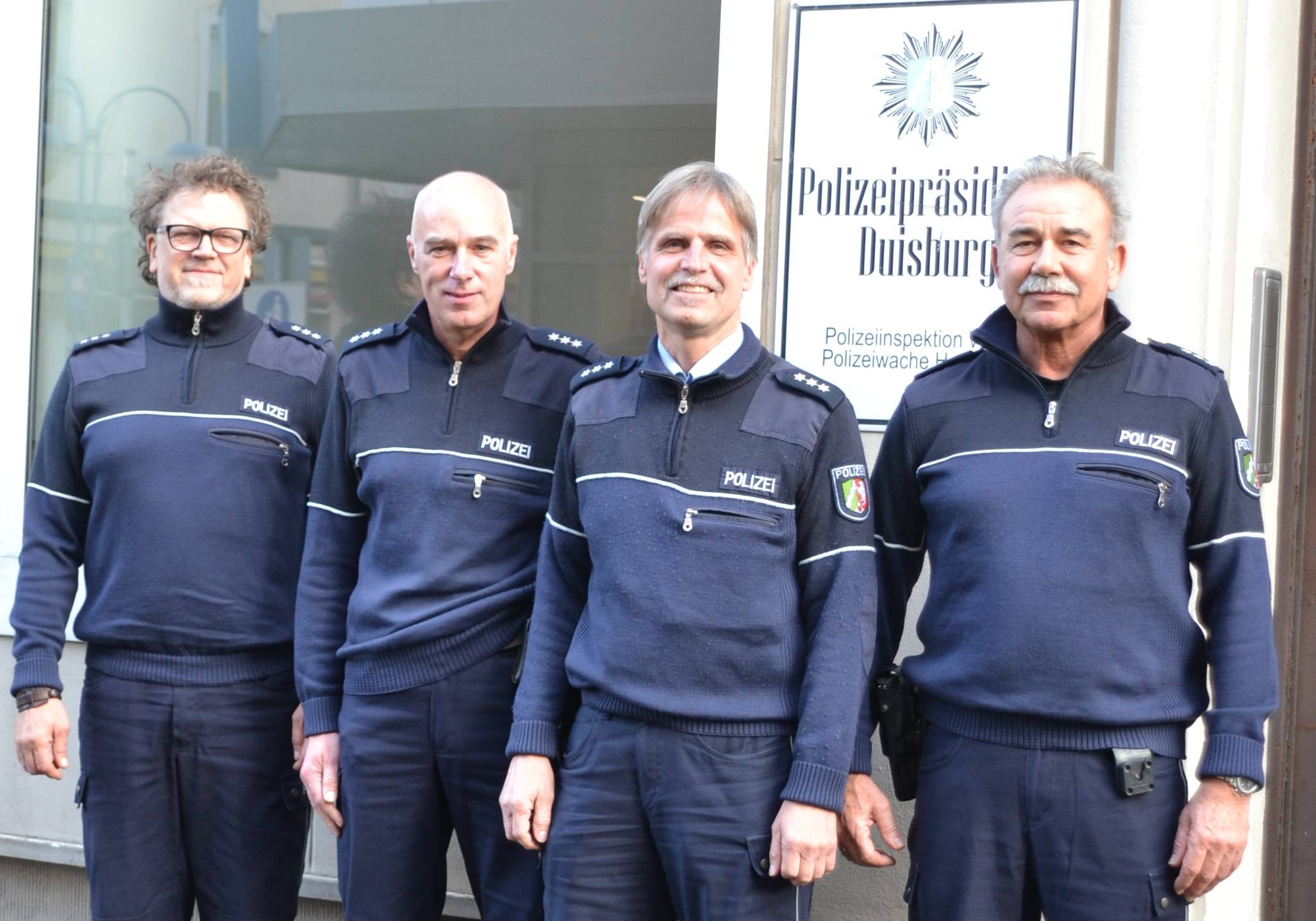  Die Bezirkspolizisten, allesamt Polizeihauptkommissare (PHK), vor der Wache an der Viktoriastraße 8 in Homberg (vl): Alfred Matschulat (59, Homberg), Harald Arns (58, Hochheide), Andreas Lorenz (58, Hochheide) und Udo Kaminski (62, Baerl). 