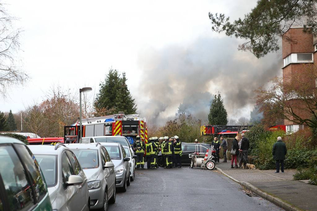 Feuerwehr verhindert Brandausbreitung auf Wohnhaus