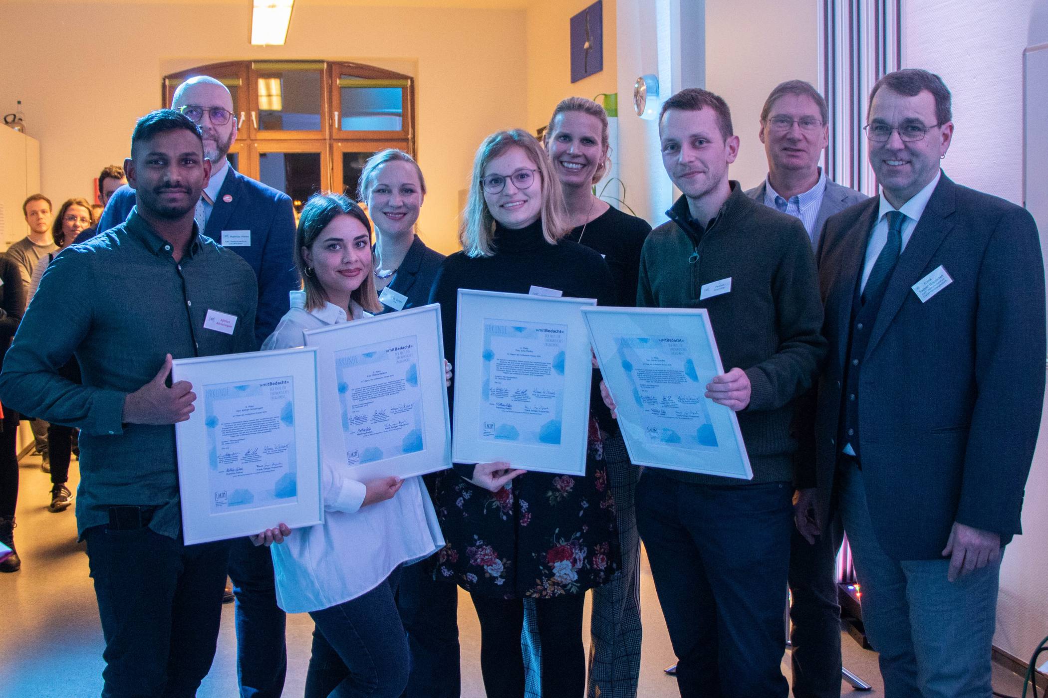  Die Preisträger (v.l.): Ajithan Annalingam, Melina Beckers, Julia Münks, Fabian Grundler mit der Jury Matthias Hakes, Dörte Schall, Anne Poleska-Urban und Frank Seeger-Hupperten. 