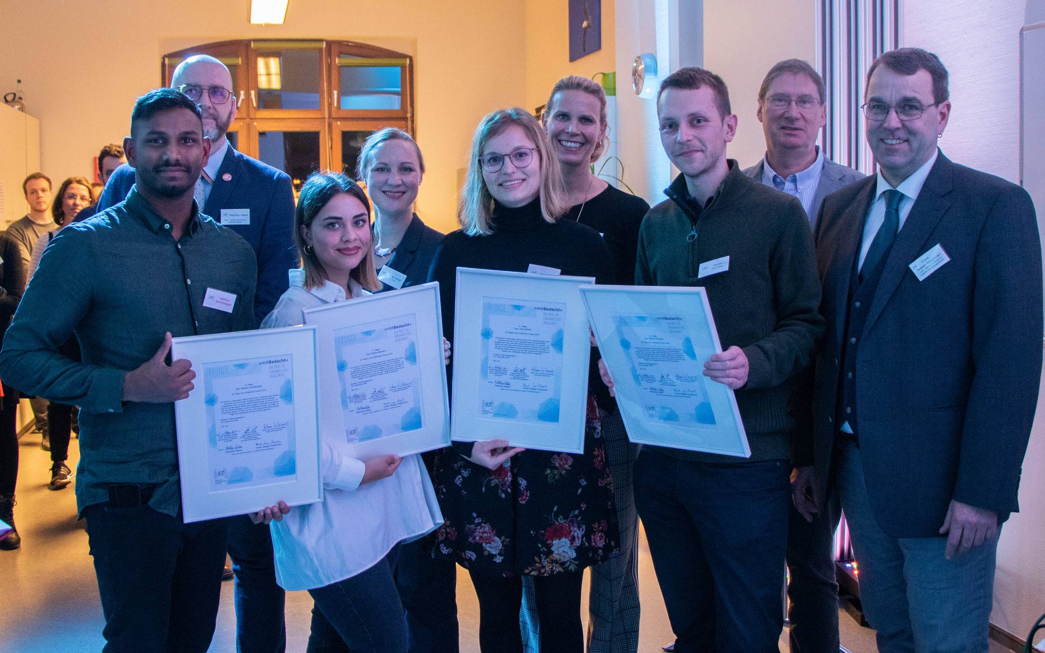 Die Preisträgerinnen und Preisträger (vorne, v.l.)