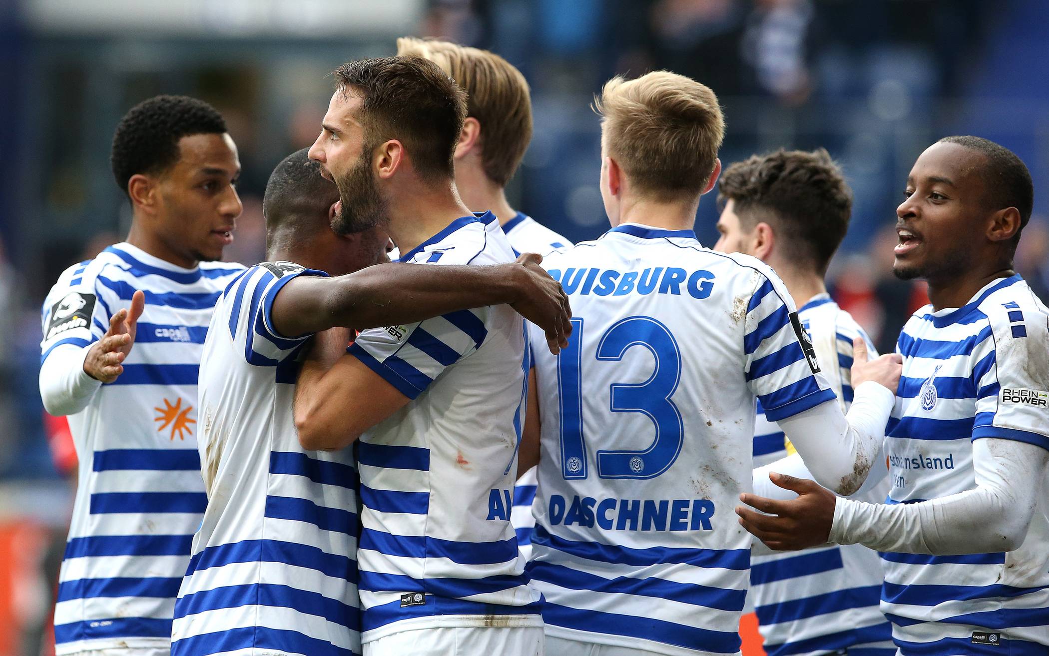 Tim Albutat feiert nach seinem 1:0