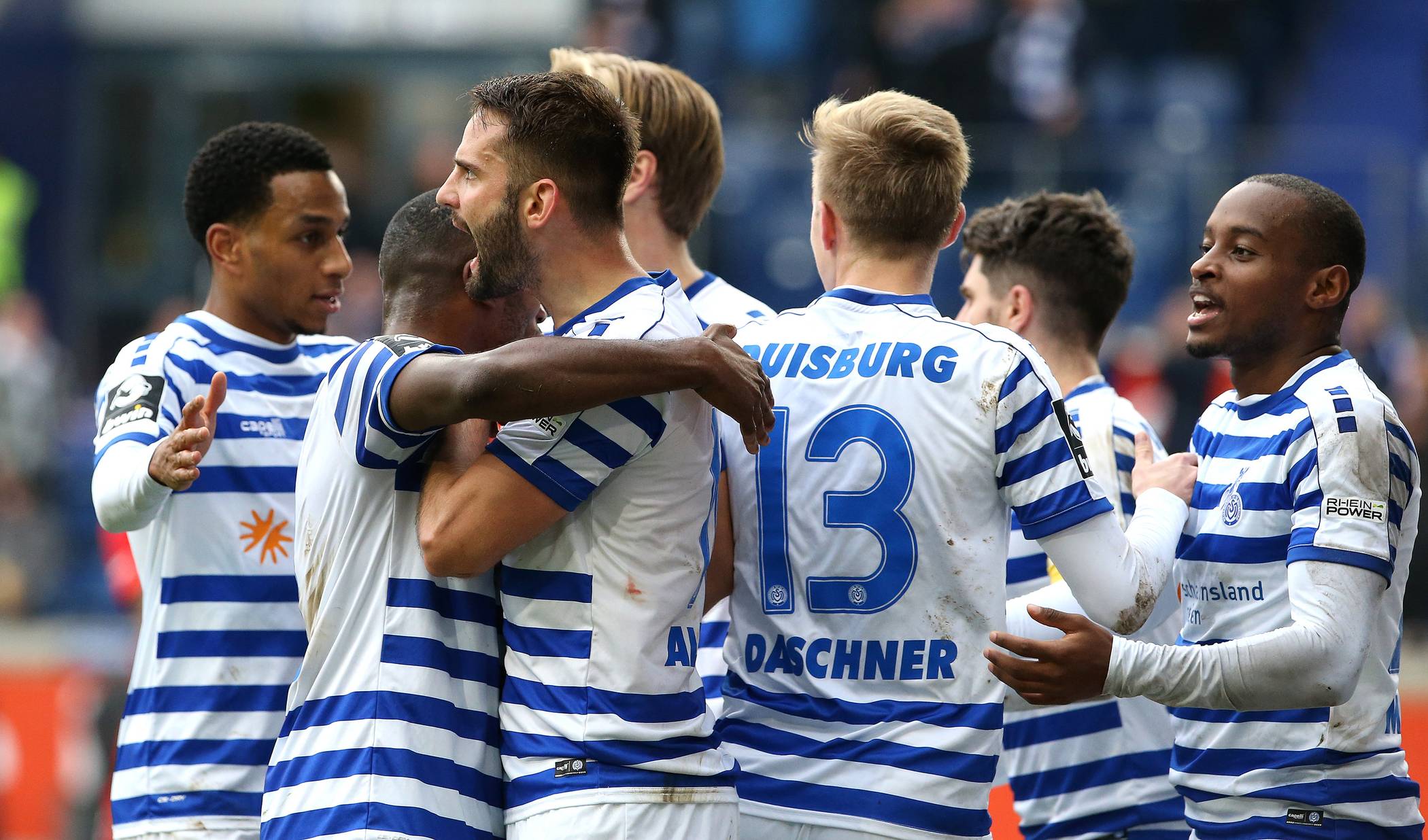  Tim Albutat feiert nach seinem 1:0 mit den Mitspielern  