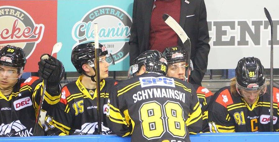  Publikumsliebling Martin Schymainski stand nach seiner Verletzungspause am Freitag erstmals wieder auf dem Eis und war gegen Wolfsburg mit seinem 200. DEL-Scorerpunkt erfolgreich 