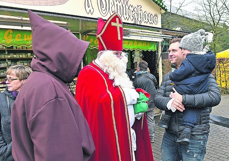  Im Schatten des altehrwürdigen Schlosses findet der besinnliche Weihnachtsmarkt nun schon zum 32. Mal statt. 