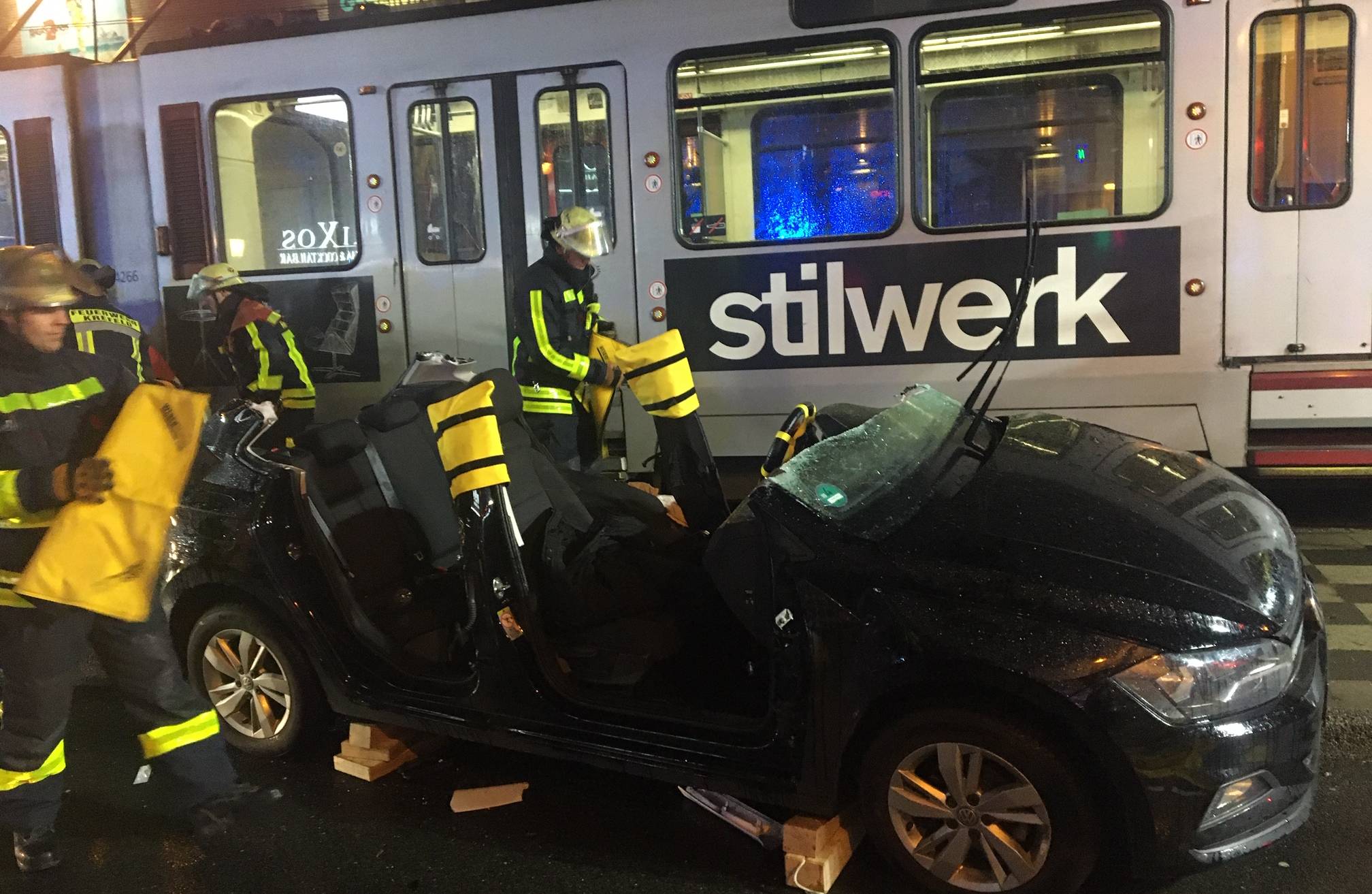 21-jähriger Autofahrer verletzt sich schwer