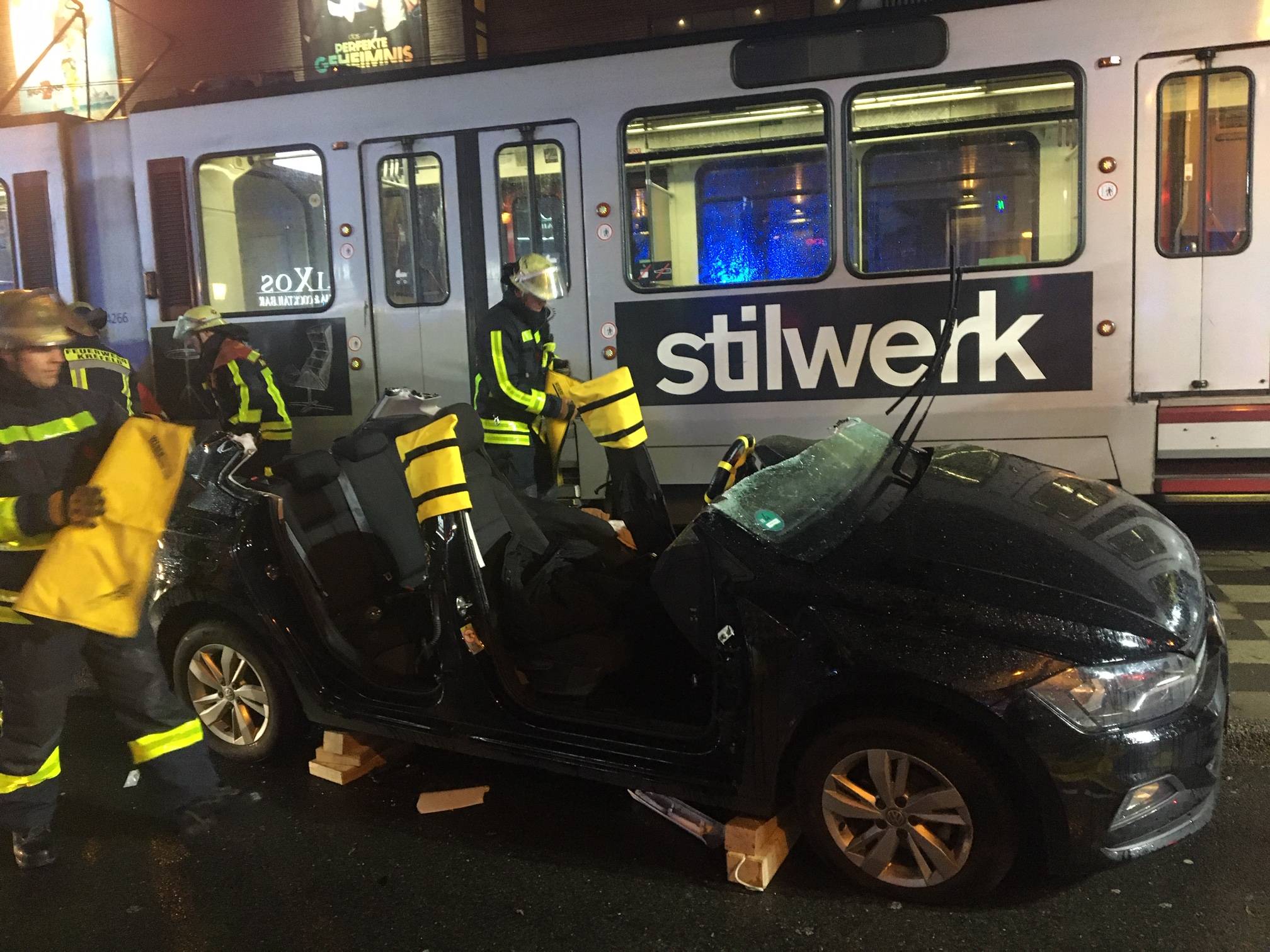 Zusammenstoß mit Straßenbahn: 21-jähriger Autofahrer verletzt sich schwer