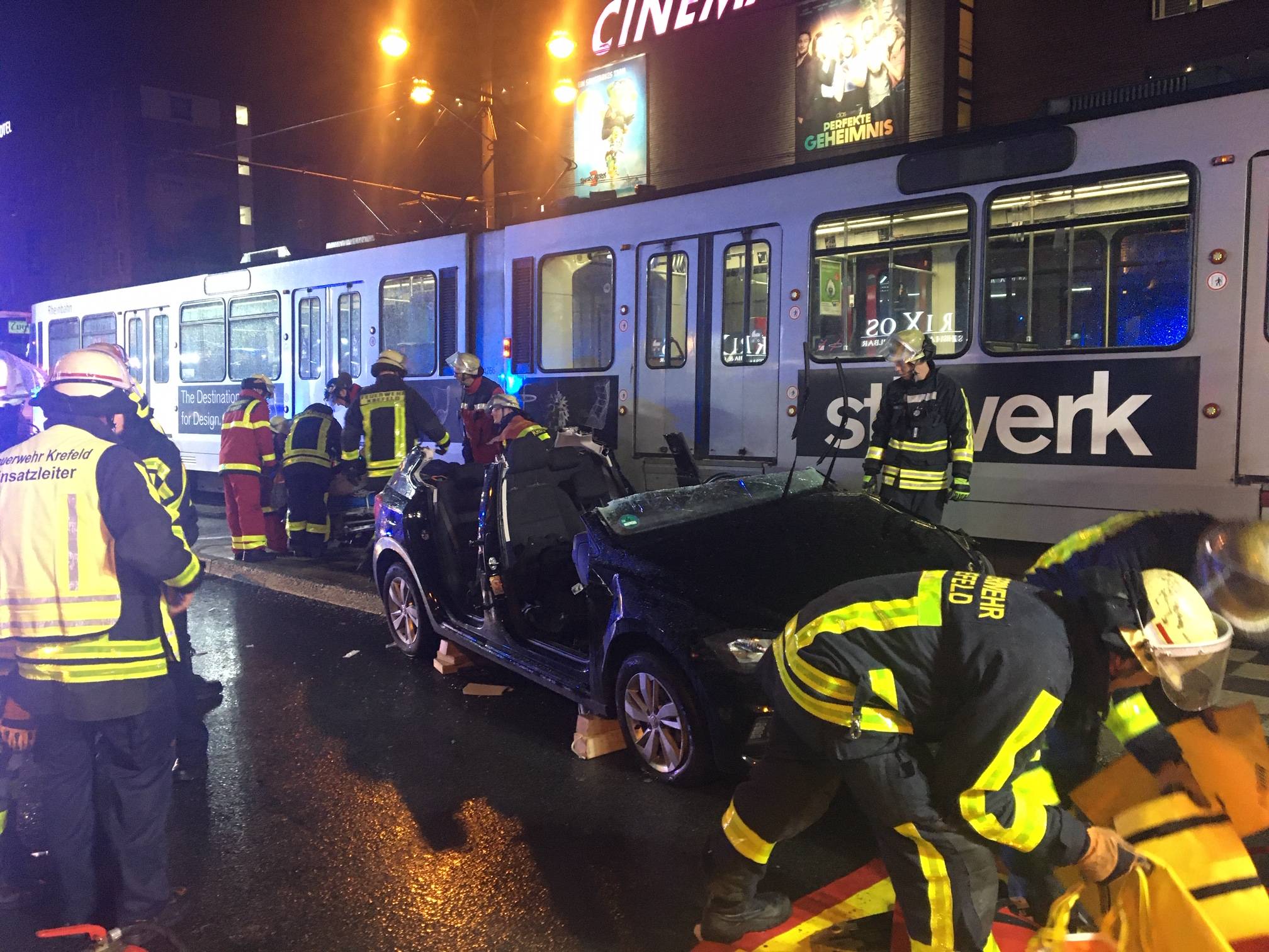Zusammenstoß mit Straßenbahn: 21-jähriger Autofahrer verletzt sich schwer