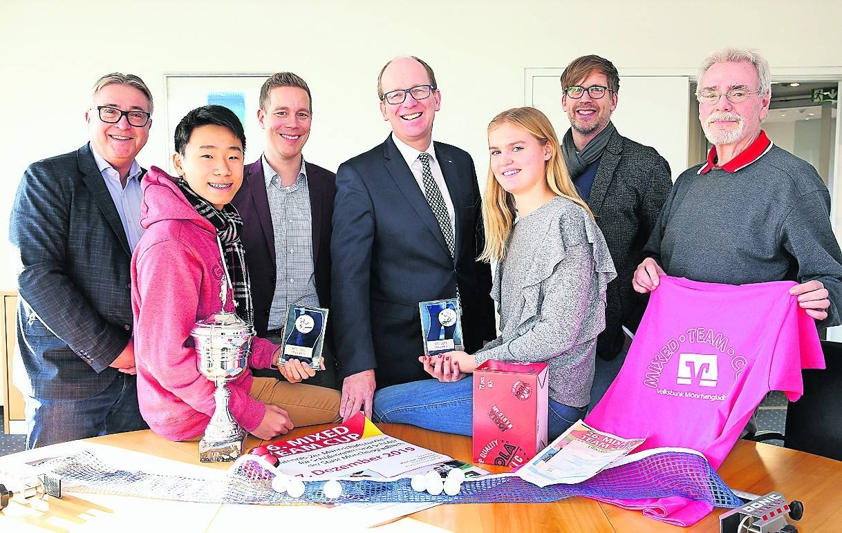 Für den 26. Mixed-Team-Cup der Volksbank Mönchengladbach, der am 17. Dezember im Math.-Nat.-Gymnasium ausgetragen wird, ist alles bereit. Rechts Turnierorganisator Raimung Pispers.