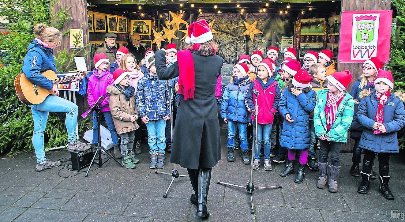 Von der musikalischen Arbeit der Musiklehrerin Ricarda Holtkamp konnten sich die Besucher des Adventsmarktes in Lobberich überzeugen.