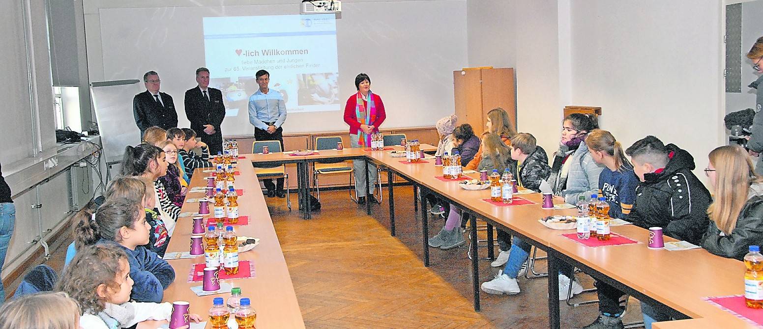Polizeipräsidentin Dr. Elke Bartelts begrüßte mit dem Team von der Polizei-Öffentlichkeitsarbeit die ehrlichen Finder der vergangenen zwölf Monate. Nach Keksen und Saft gab es Präsentationen der Polizeiarbeit.