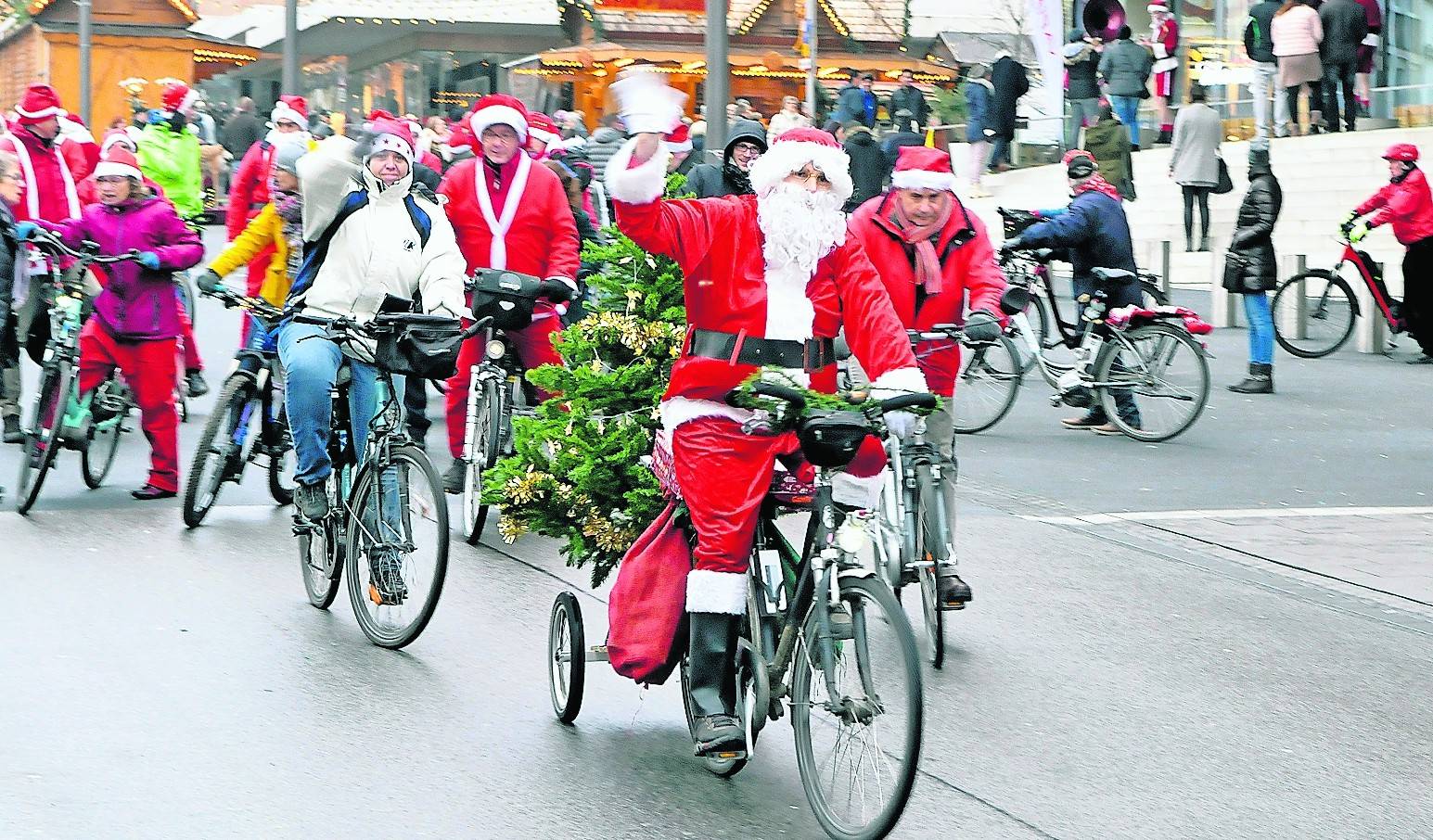 Ho, ho, ho, die Weihnachtsmänner des ADFC und interessierte Mitradler treten wieder in die Pedale.