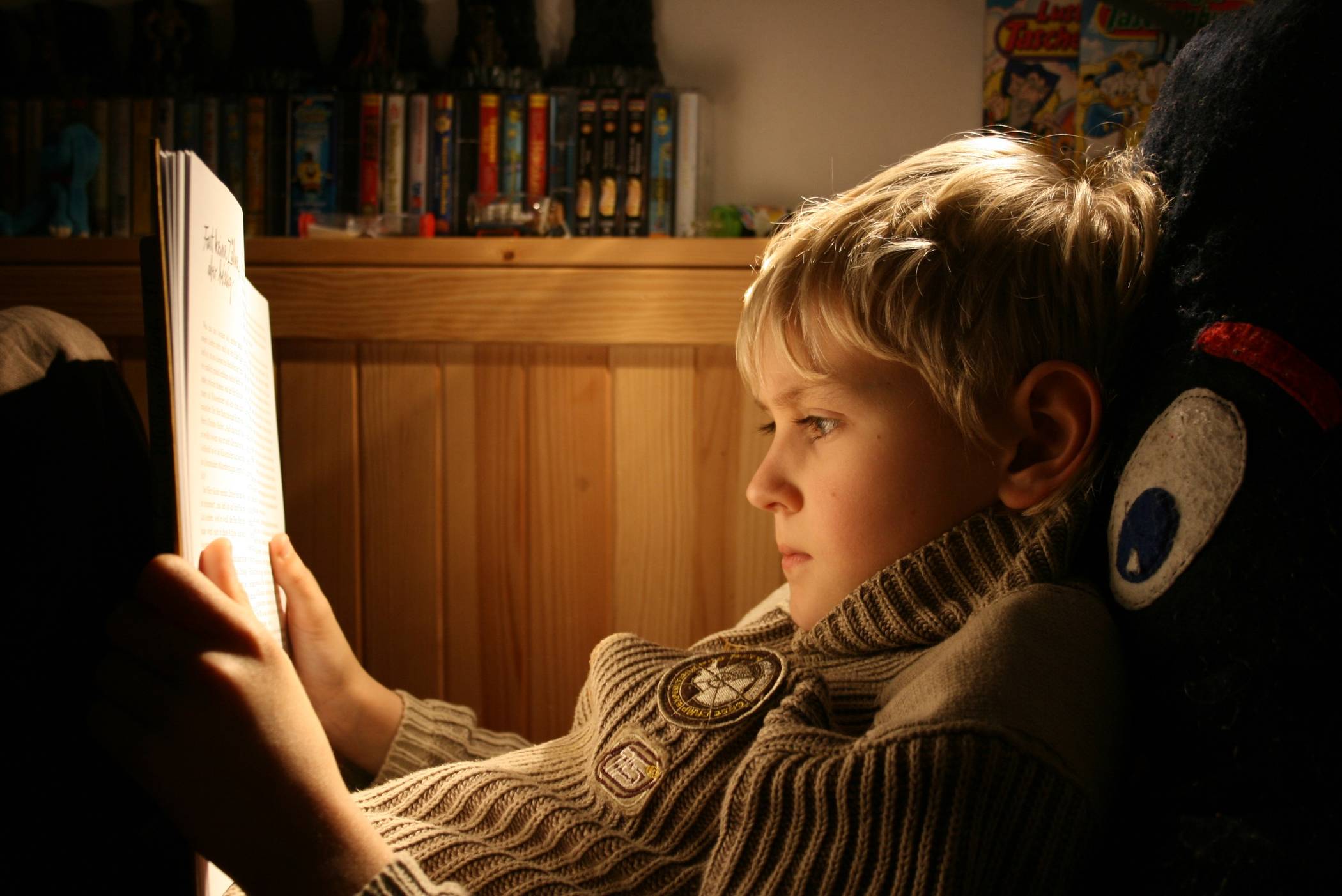 Vertieft: Das wäre schön, wenn alle Kinder für sich so konzentriert lesen würden wie dieser Junge auf unserem Symbolbild. Doch viele Grundschulkids brauchen Anleitung, um sich immer sicherer durch den Buchstabensalat zu kämpfen. Deshalb sucht der Verein Mentor Leselernhelfer. 