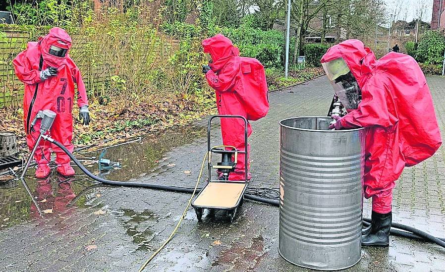 Eine enorme körperliche Belastung: Einfache Handgriffe werden in den Schutzanzügen zum Kraftakt.