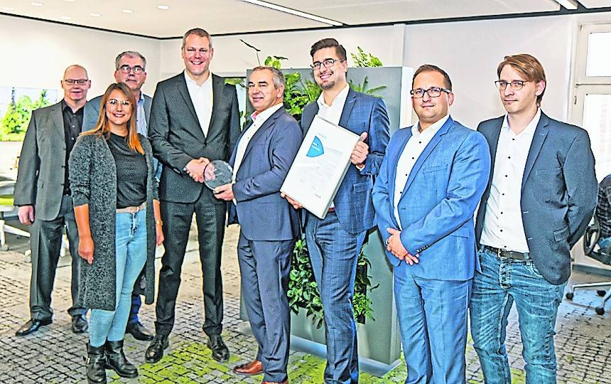 Landrat Dr. Andreas Coenen (3. v. r.) nahm den Innovationspreis von Axians-Geschäftsführer Holger Schmelzeisen entgegen. Die Projekt-Betieligten tauschten sich im OpenSpace-Büro des Kreises aus (v.l.): Jörg Papenkort, Bruno Wesch (beide Kreis Viersen), Raoul Wollschläger, Jörg Kleindopp (beide Axians Infoma) und Jan van der Feld (Kreis Viersen). Das Preisgeld von 2.500 Euro spendet der Kreis an das Frauenzentrum Viersen, für das Farina Lassak gekommen war.