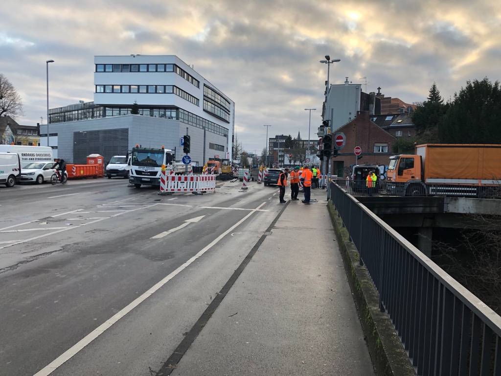 Die Brücke Viersener Straße weist erhebliche Schäden auf. Ab sofort dürfen Lkw mit mehr als 30 Tonnen Gewicht hier nicht mehr fahren.