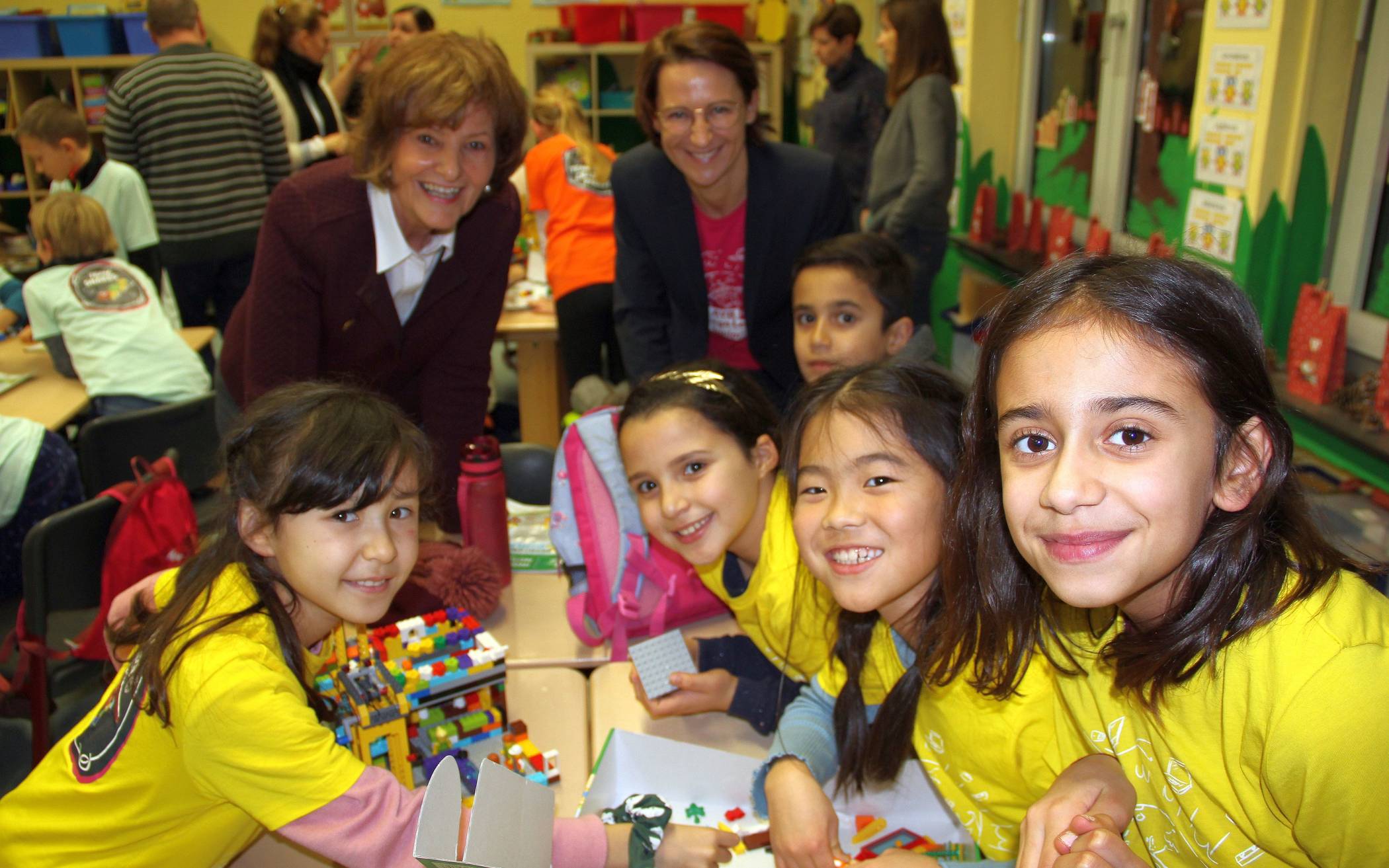  Hanna, Salowa, Seymour, Mio und Zara (v.l.) haben ein Haus der Zukunft gebaut. Bürgermeisterin Angelika Mielke-Westerlage lässt sich das Projekt von Katrin Schwarz erklären.