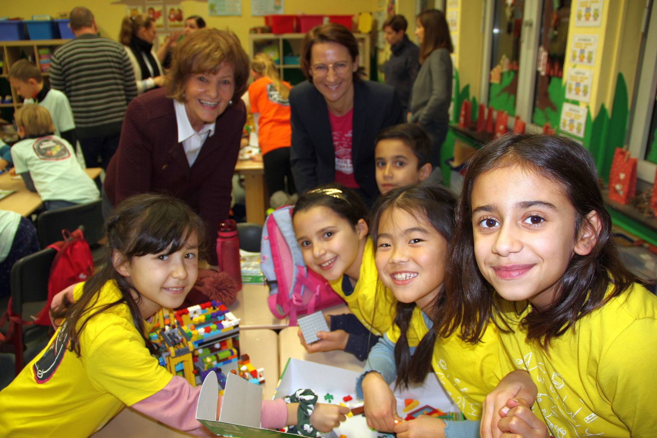 Hanna, Salowa, Seymour, Mio und Zara (v.l.) haben ein Haus der Zukunft gebaut. Bürgermeisterin Angelika Mielke-Westerlage lässt sich das Projekt von Katrin Schwarz erklären.