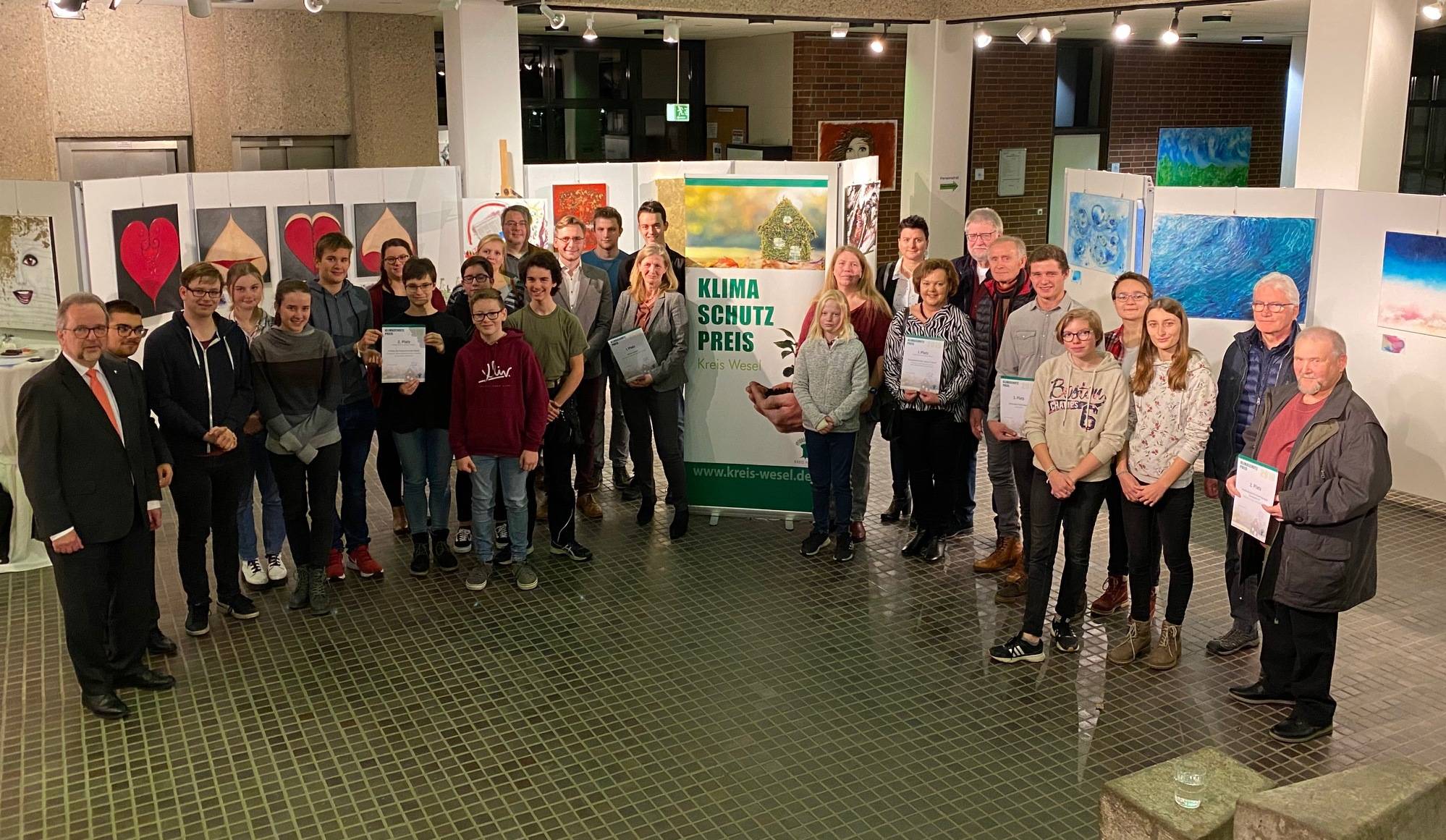  Landrat Dr. Ansgar Müller (l.) verlieht am Mittwoch zum ersten Mal den Klimaschutzpreis. 