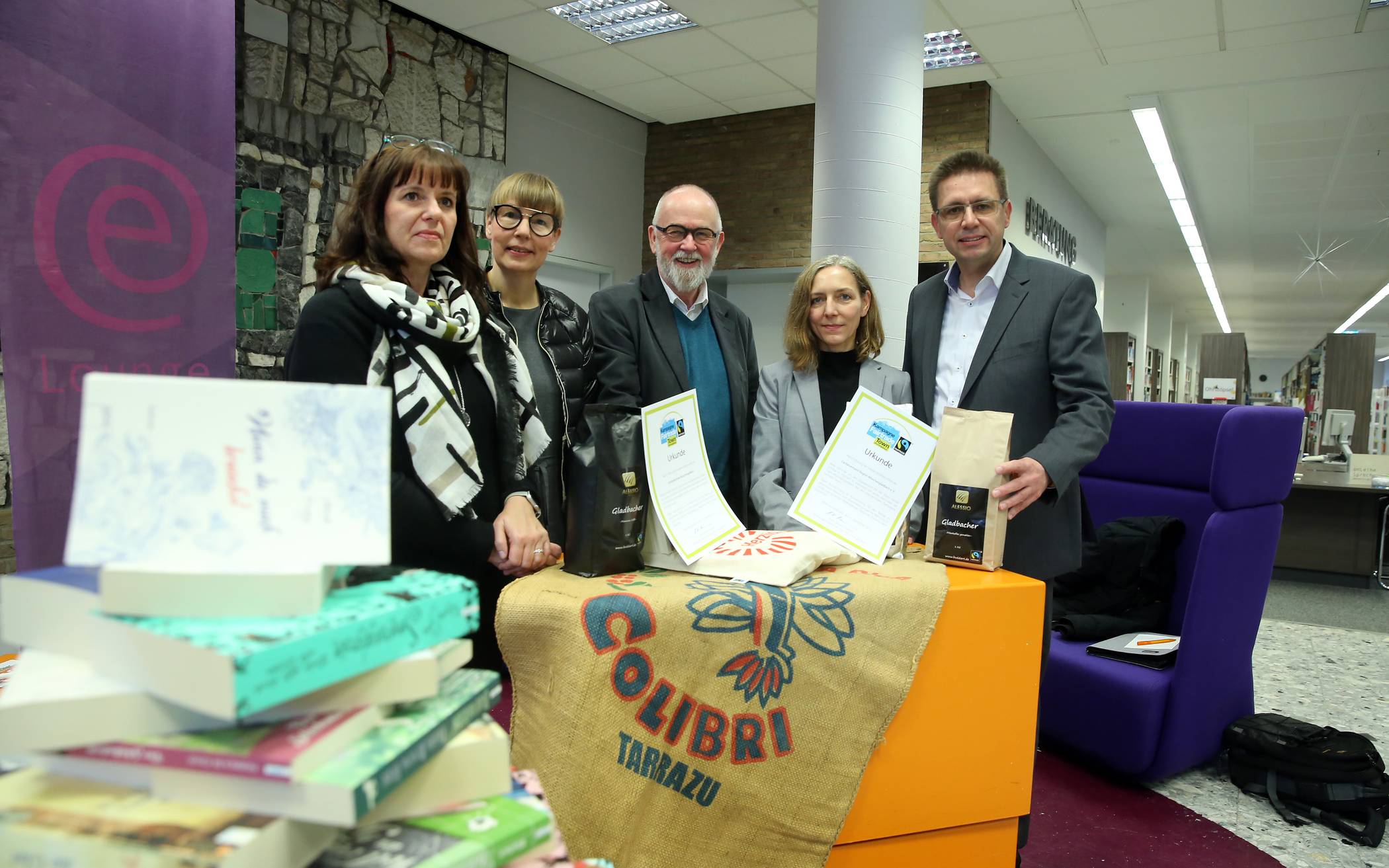 Fair Trade-Auszeichnung für Caritas und Stadtbücherei: Unser Foto zeigt (v.l.) Angela Backes, Stadtbücherei, Bibliotheksleiterin Brigitte Behrendt, Wolfgang Funke, Sprecher der Steuerungsgruppe, und vom Caritas Christiane Droste-Zachowski und Geschäftsführer Frank Polixa.