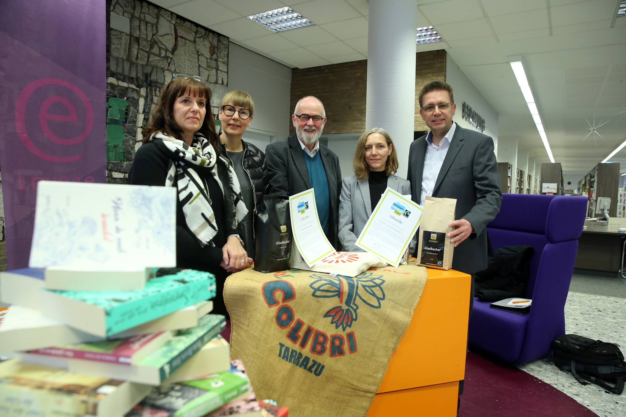 Fair Trade-Auszeichnung für Caritas und Stadtbücherei: Unser Foto zeigt (v.l.) Angela Backes, Stadtbücherei, Bibliotheksleiterin Brigitte Behrendt, Wolfgang Funke, Sprecher der Steuerungsgruppe, und vom Caritas Christiane Droste-Zachowski und Geschäftsführer Frank Polixa.