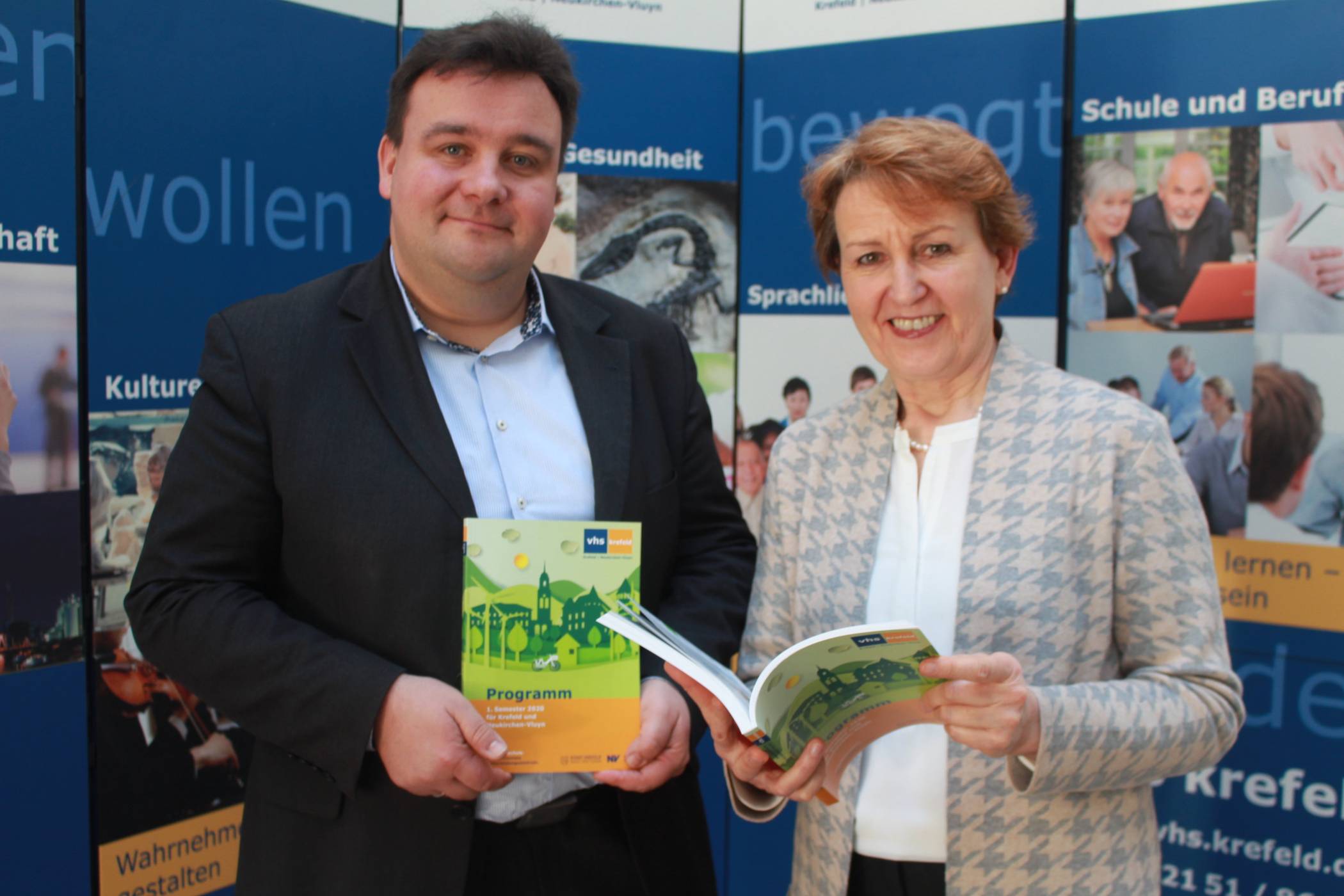  Stellen das neue Volkshochschulprogramm vor: VHS-Direktorin Dr. Inge Röhnelt und Dezernent Markus Schön. Das dicke Heft enthält weit über 1000 Kurse, Vorträge, Workshops und Ausflüge. 