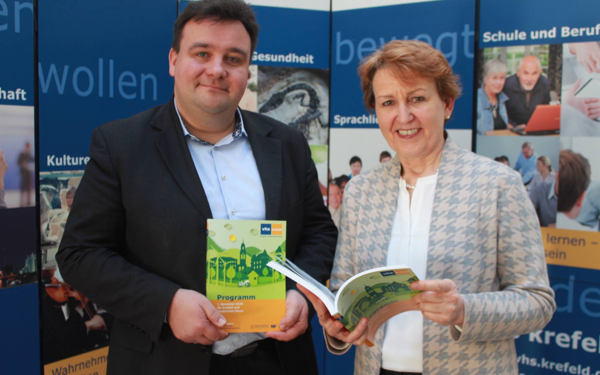 Stellen das neue Volkshochschulprogramm vor: VHS-Direktorin