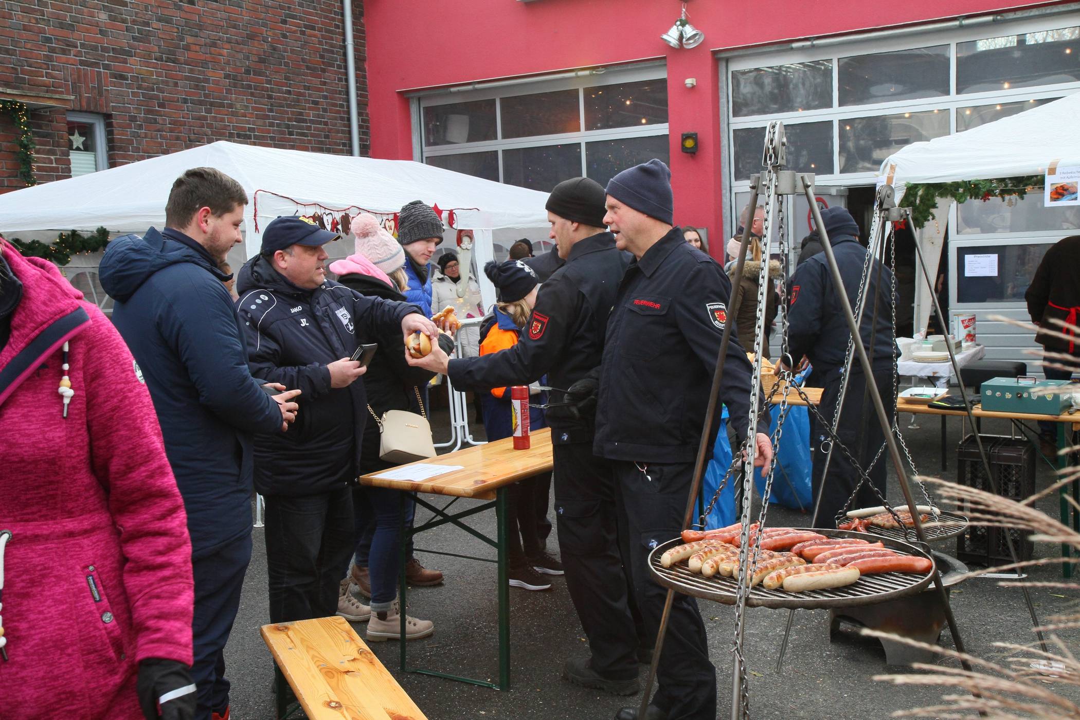 Sichtlich zufrieden waren die Besucher am Stand des Löschzuges Bösinghoven. Auch in diesem Jahr gab es eine tolle Weihnachtswelt.