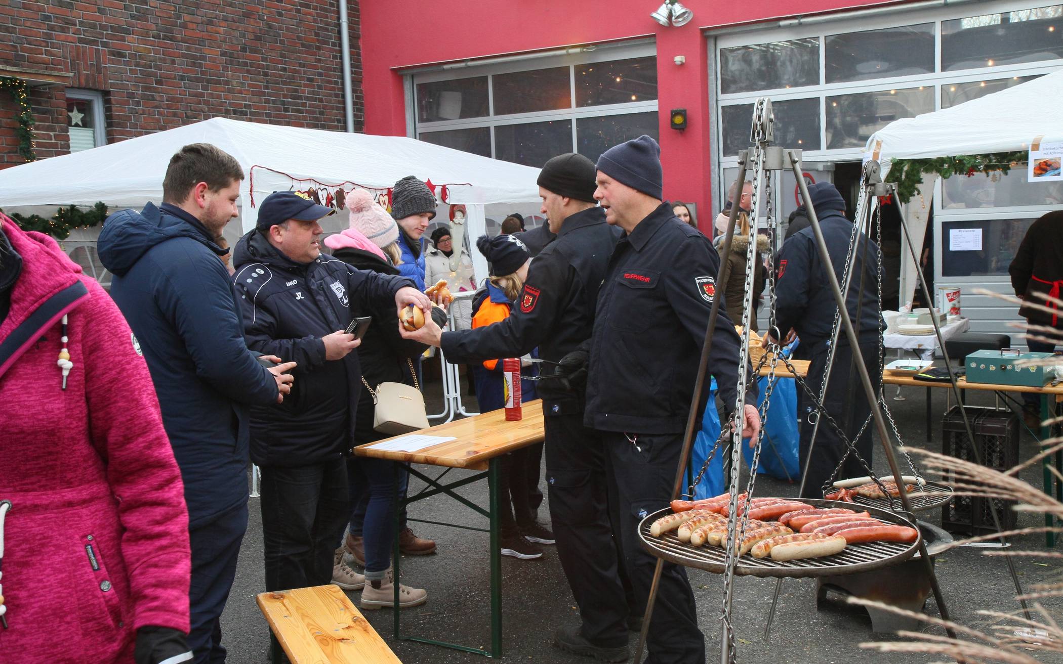 Sichtlich zufrieden waren die Besucher am Stand des Löschzuges Bösinghoven. Auch in diesem Jahr gab es eine tolle Weihnachtswelt.