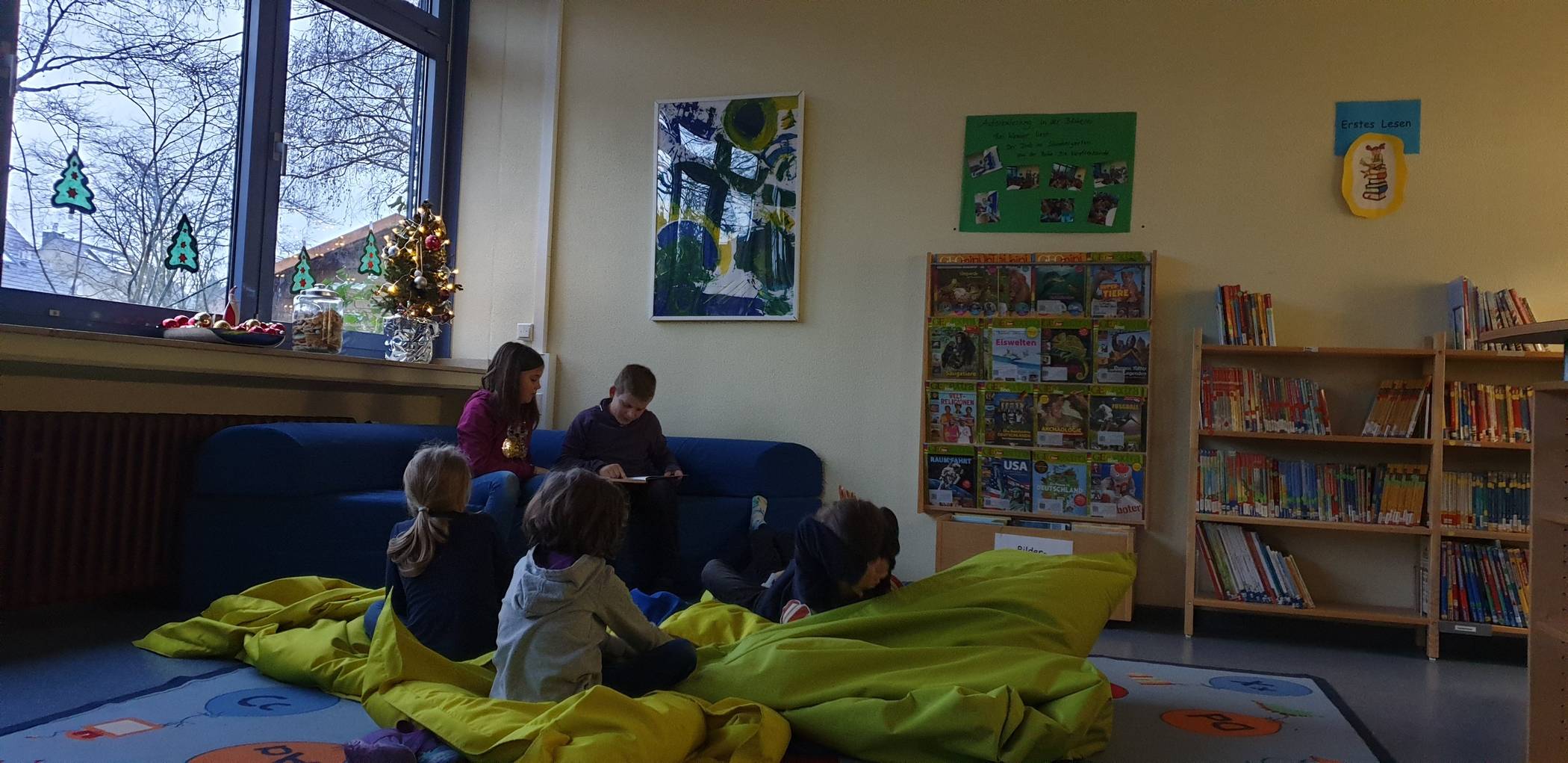  Rundum wohl fühlen sich die Schüler beim Lesen und Zuhören der Weihnachtsgeschichten. 