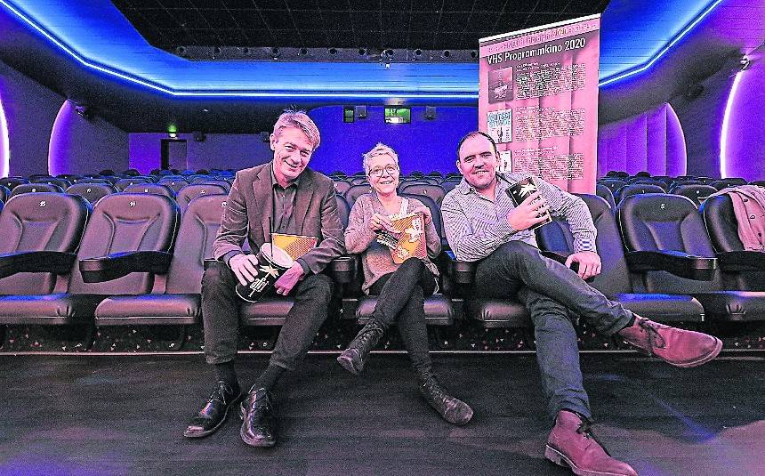 Vorfreude aufs neue Programmkinosemester bei (v.l.) Dr. Thomas Erler, Dr. Barbara Volkwein (beide VHS) und Markus Brinkmann vom Comet Cine Center.