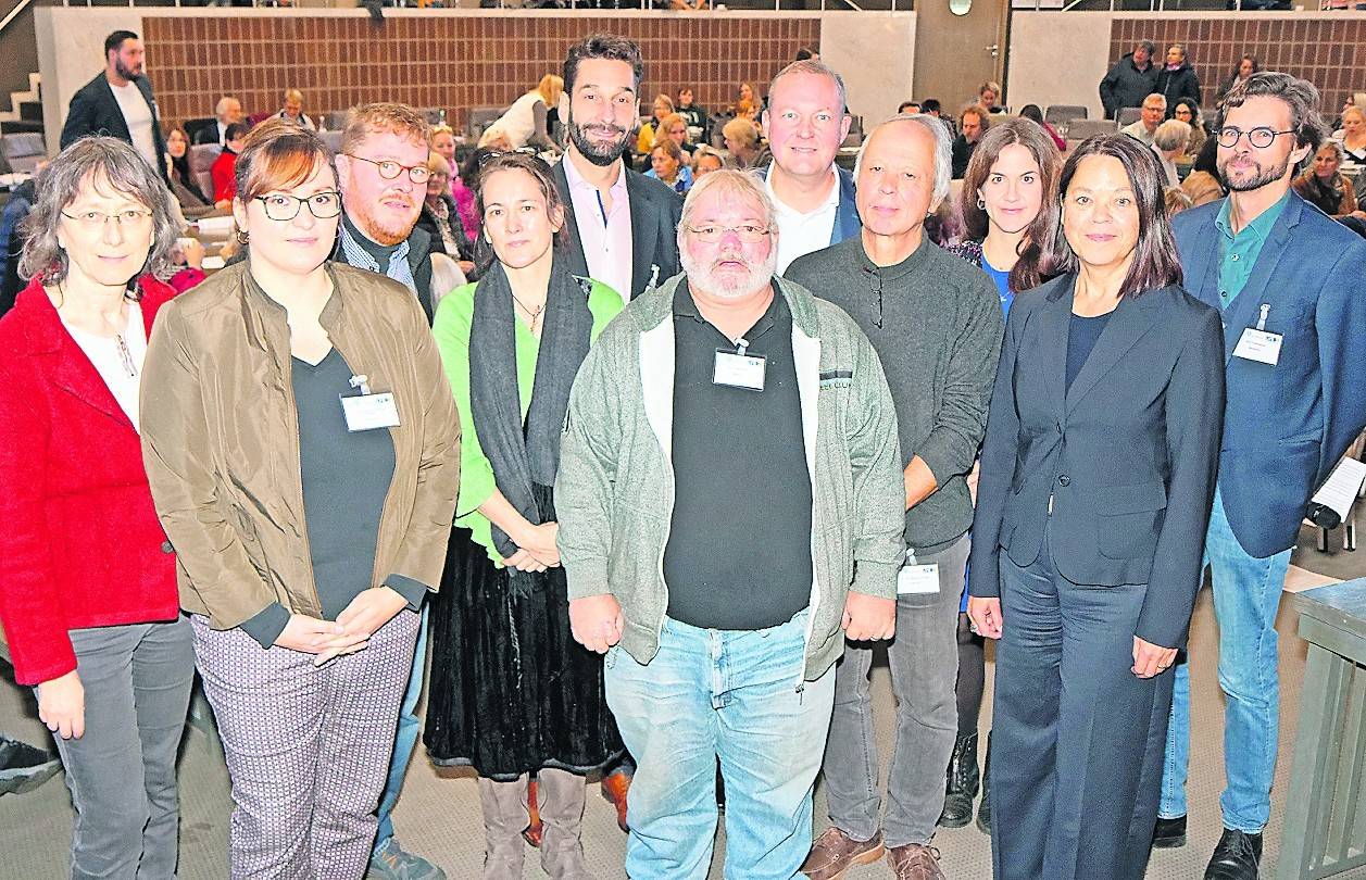  Wollen das Wissen über den Umgang mit Wahnvorstellungen erweitern (v.l.): Gudrun Weidl (Kreis Viersen), Prof. Anne-Friederike Hübener (Hochschule Niederrhein), Andreas Rexin (Zukunft Leben Düsseldorf), Dr. Ralph Marggraf (LVR-Klinik Viersen), Bettina Jahnke (PHG Viersen), Hans Gerd-Dohr (Haus an der Dorenbug u. PHG Viersen), Dr. Timm Strotmann-Tack (LVR-Klinik Viersen), Dr. Wassili Hinüber, Stephanie Heidenreich (LVR-Klinik Viersen), Katarina Esser (Gesundheitsdezernentin Kreis Viersen), Ralph Erdenberger (Moderator). 